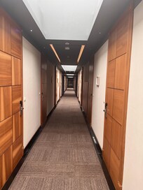 Smukke gangarealer. Værelserne. fremgår af klinkerne.