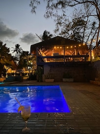 Anoitecer na piscina.