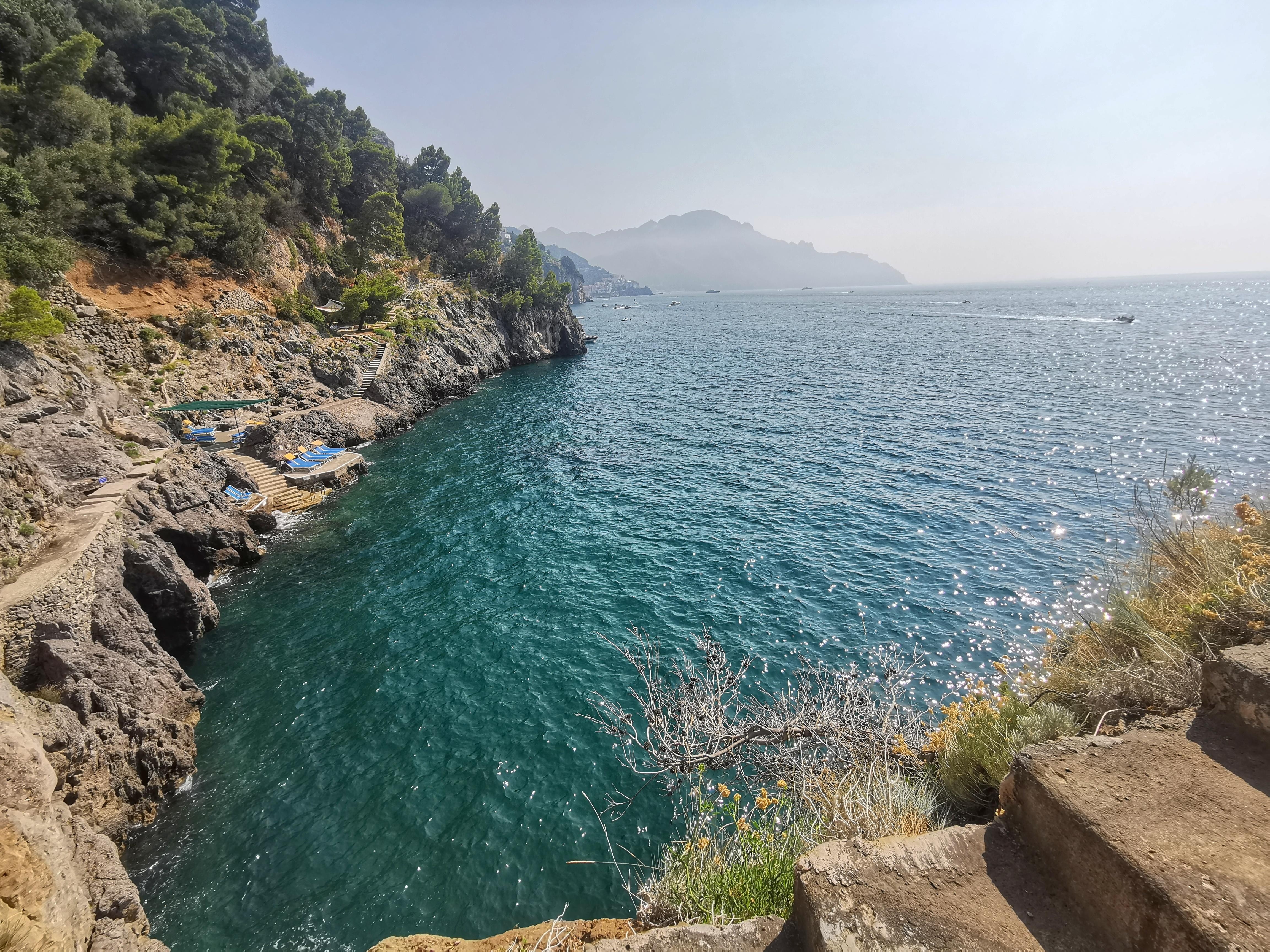 Spiaggetta privata con lettini e wc
