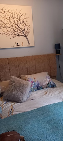 Chambre très confortable et déco chaleureuse