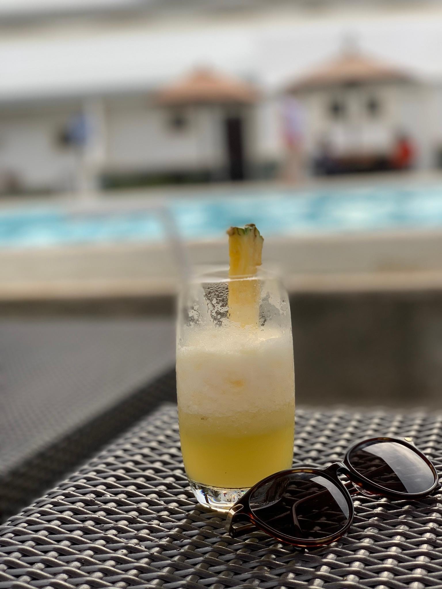 プールサイド　フレッシュパイナップルジュース