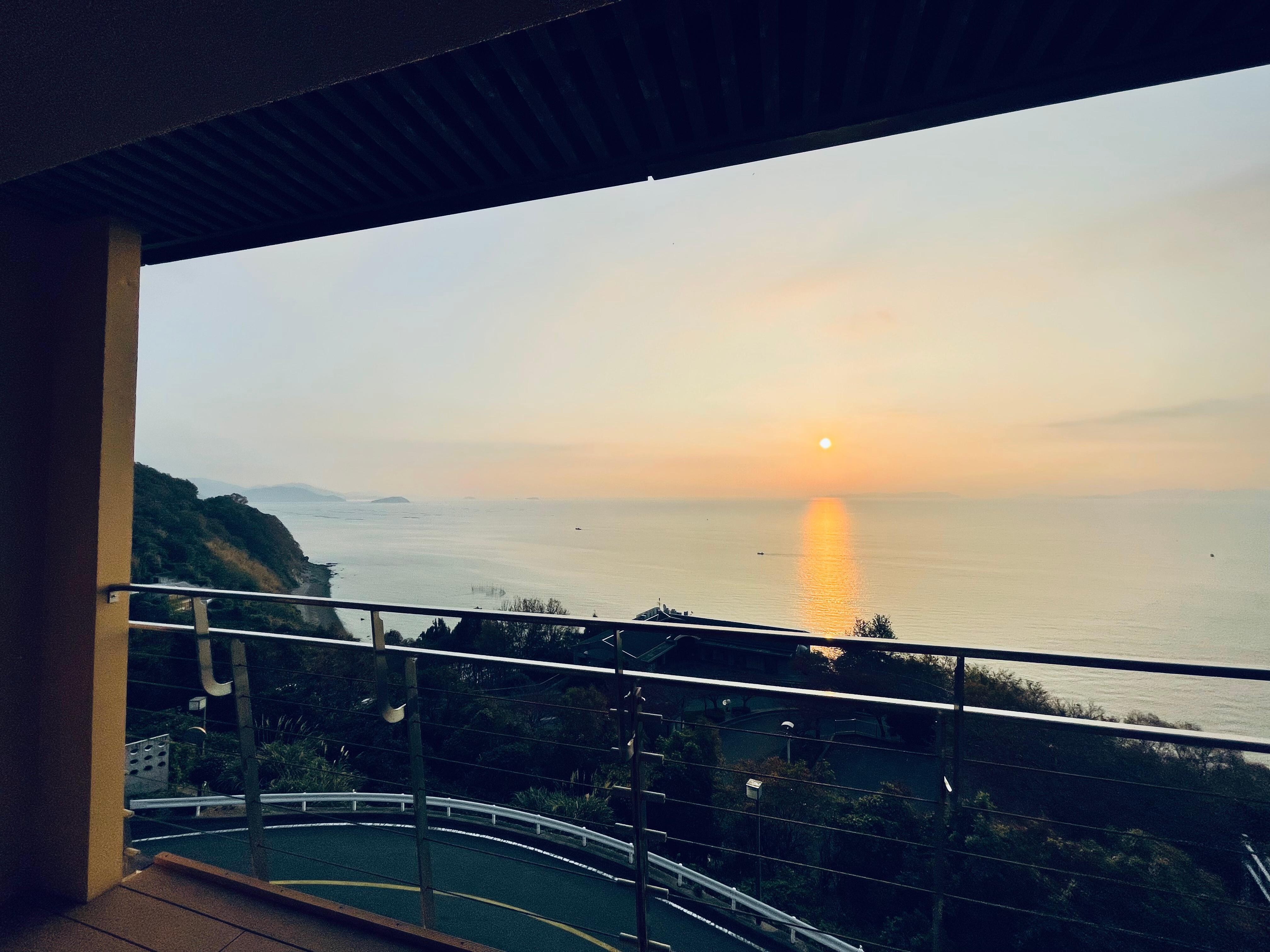 バルコニーがあり、朝陽も夕陽も一望です。