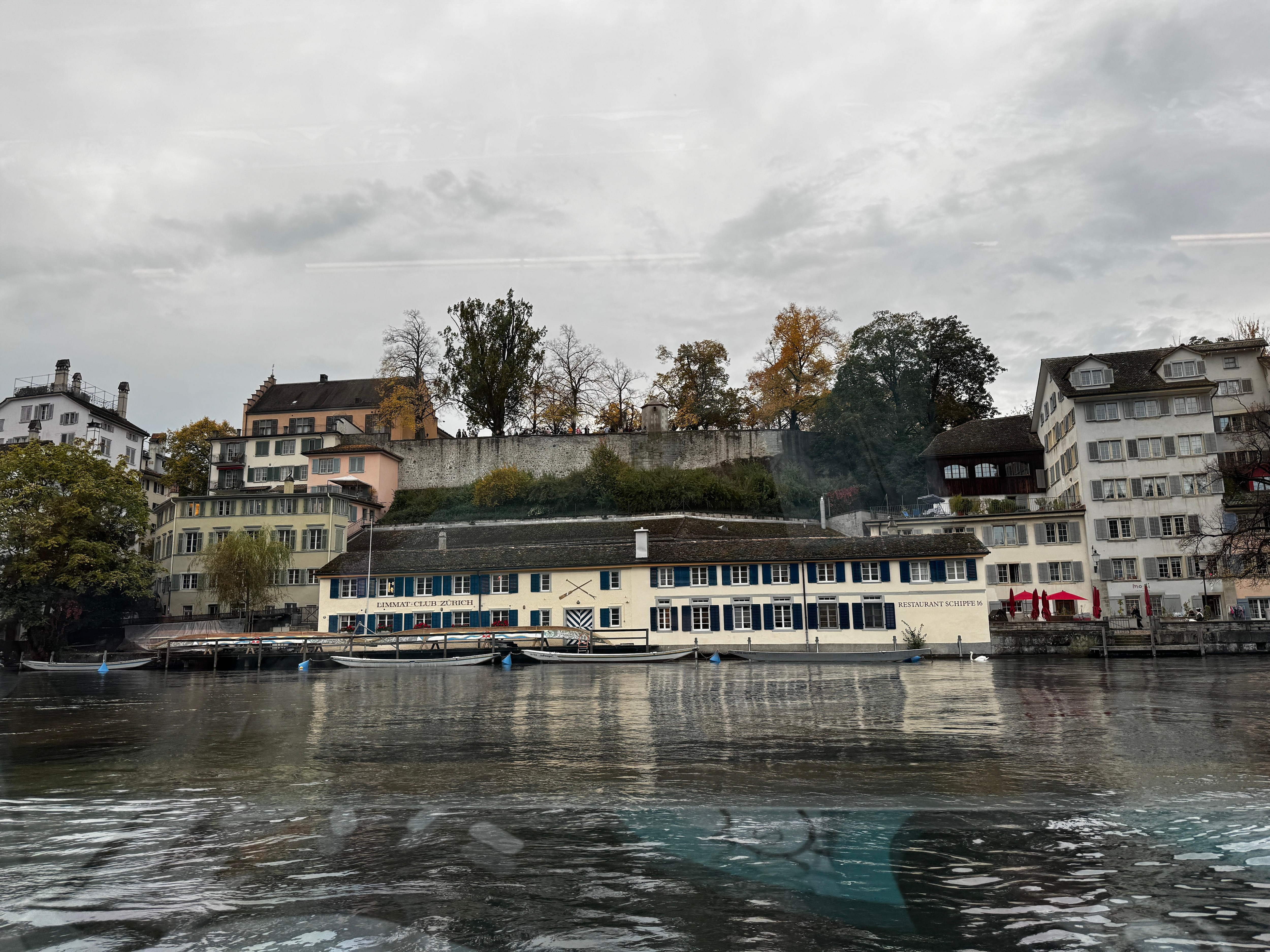 飯店地點很好，走路可以到達中央車站、碼頭等地