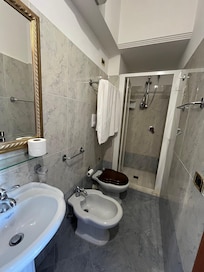 Pas une douche à l’italienne.