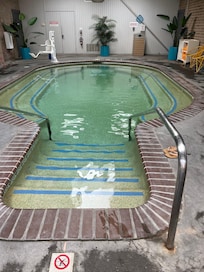 Hot mineral pool semi indoor 😍