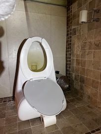 Agua amarilla en baños como si estuviera sucio