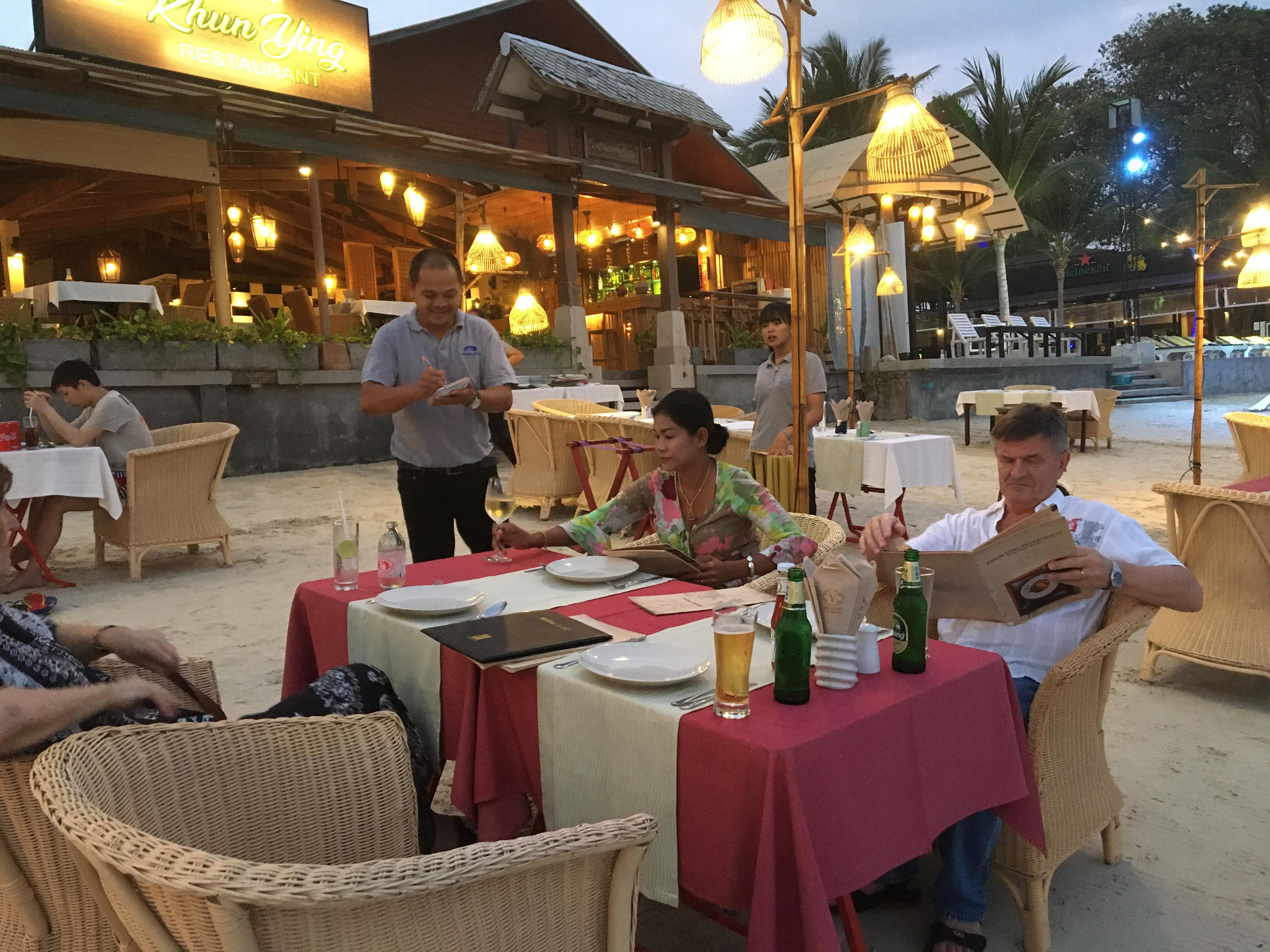 Middag på stranden, restaurant i bakgrunnen