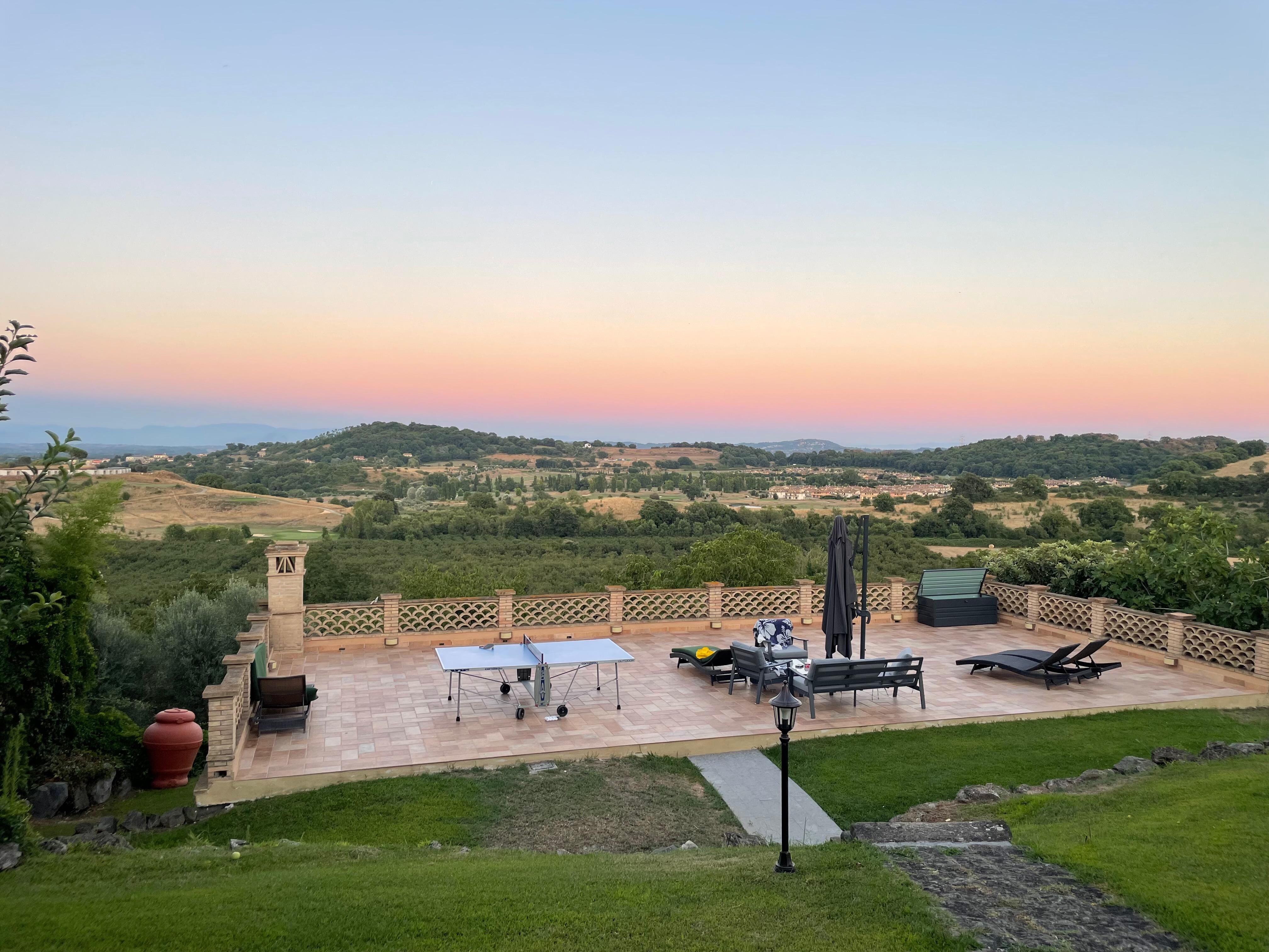 Prachtige avondlucht en ping pongen op het terras