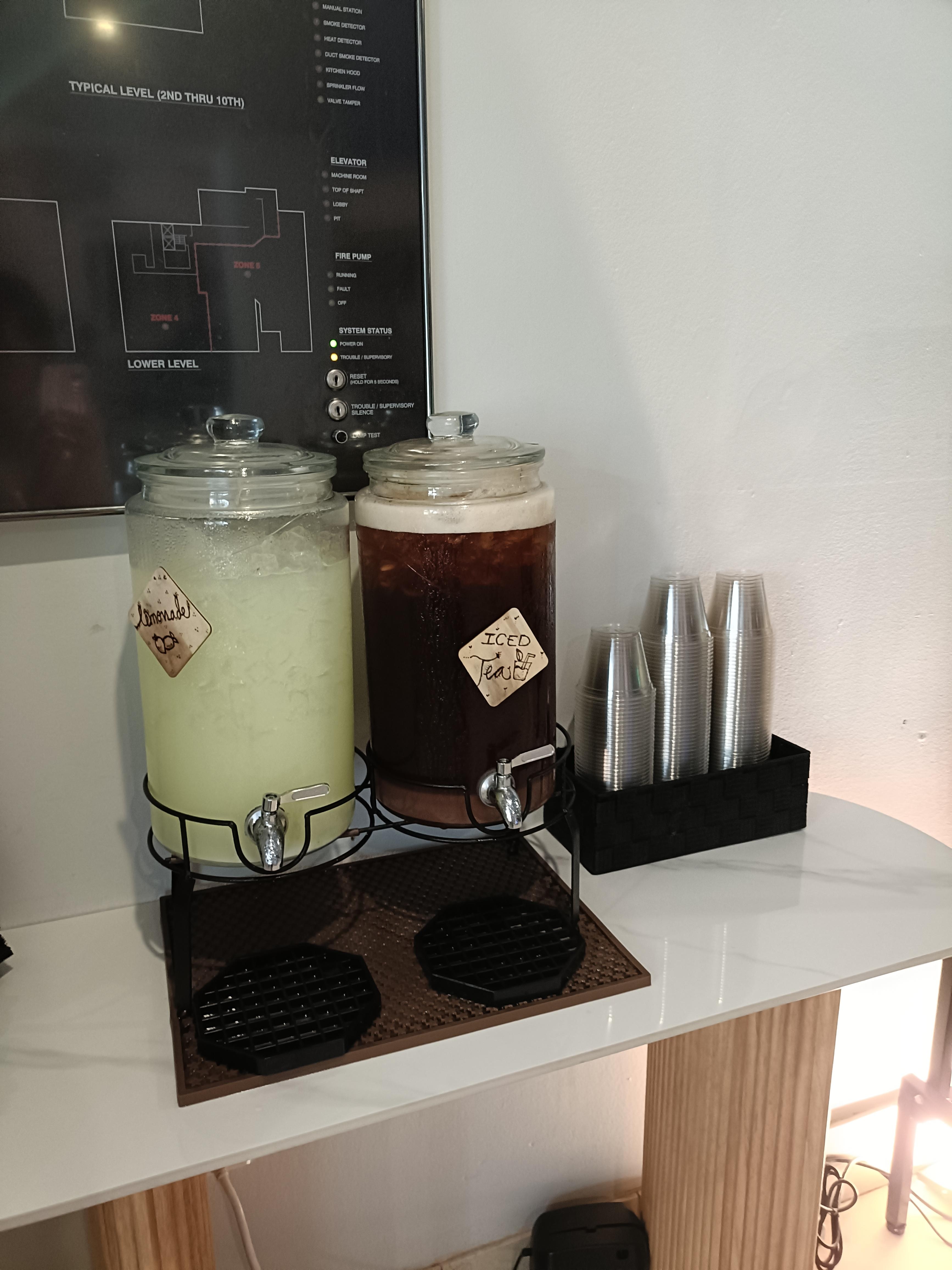 ロビ  ーのレモネードとアイスティー