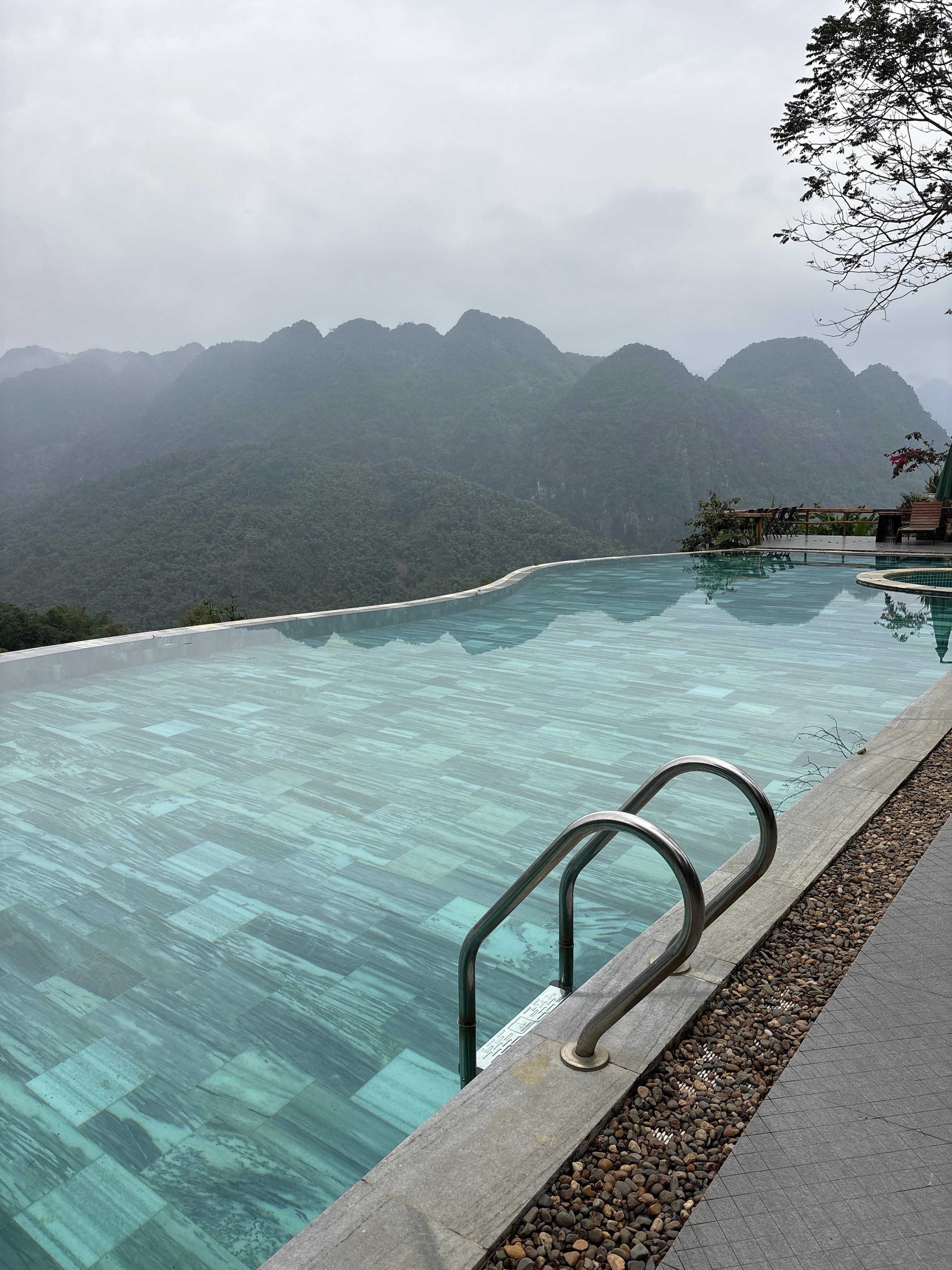 Infinity pool