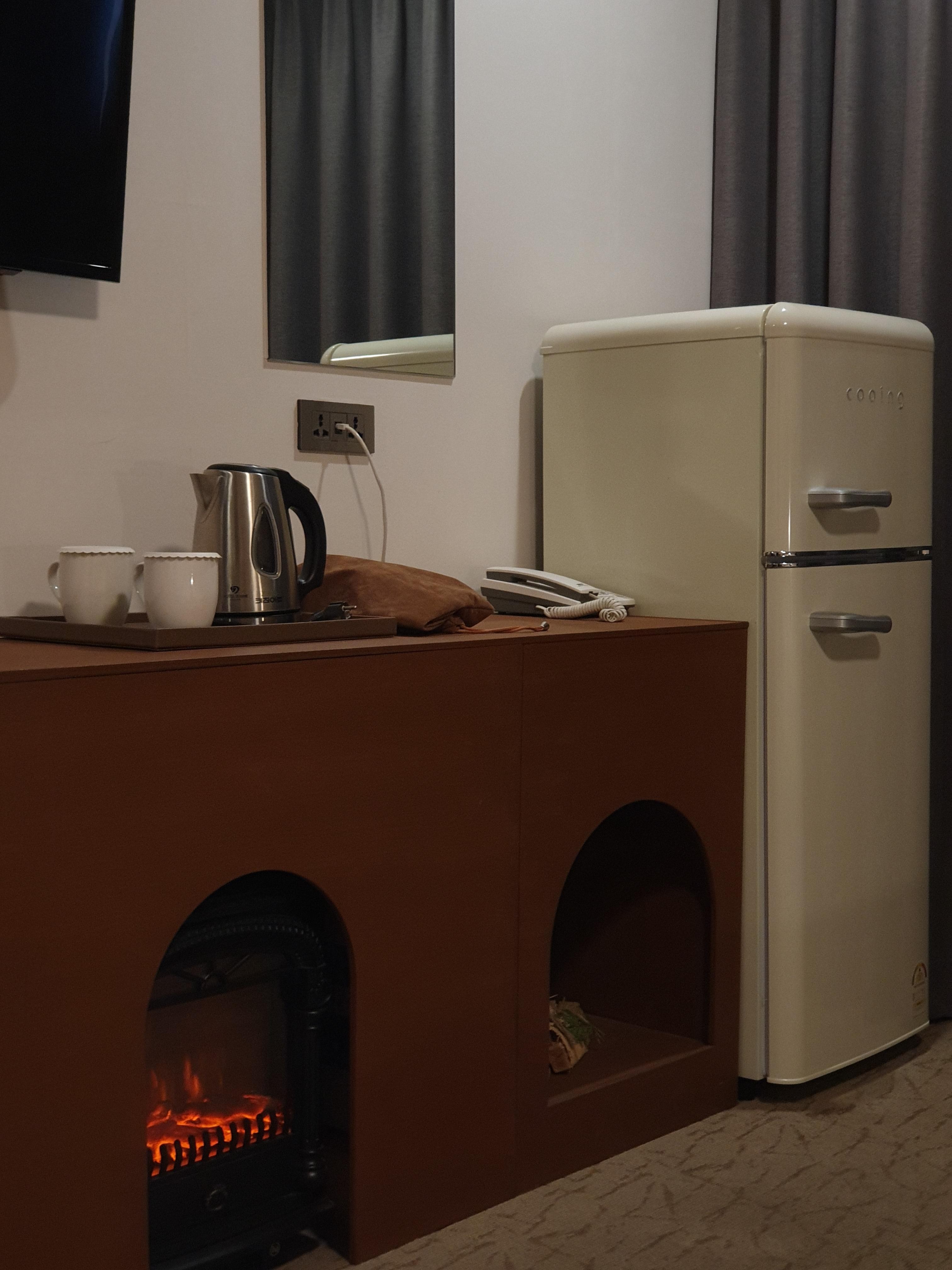 ポットはありますが、ティーパックなどは無いです。お水は人数分毎日冷蔵庫にありました。