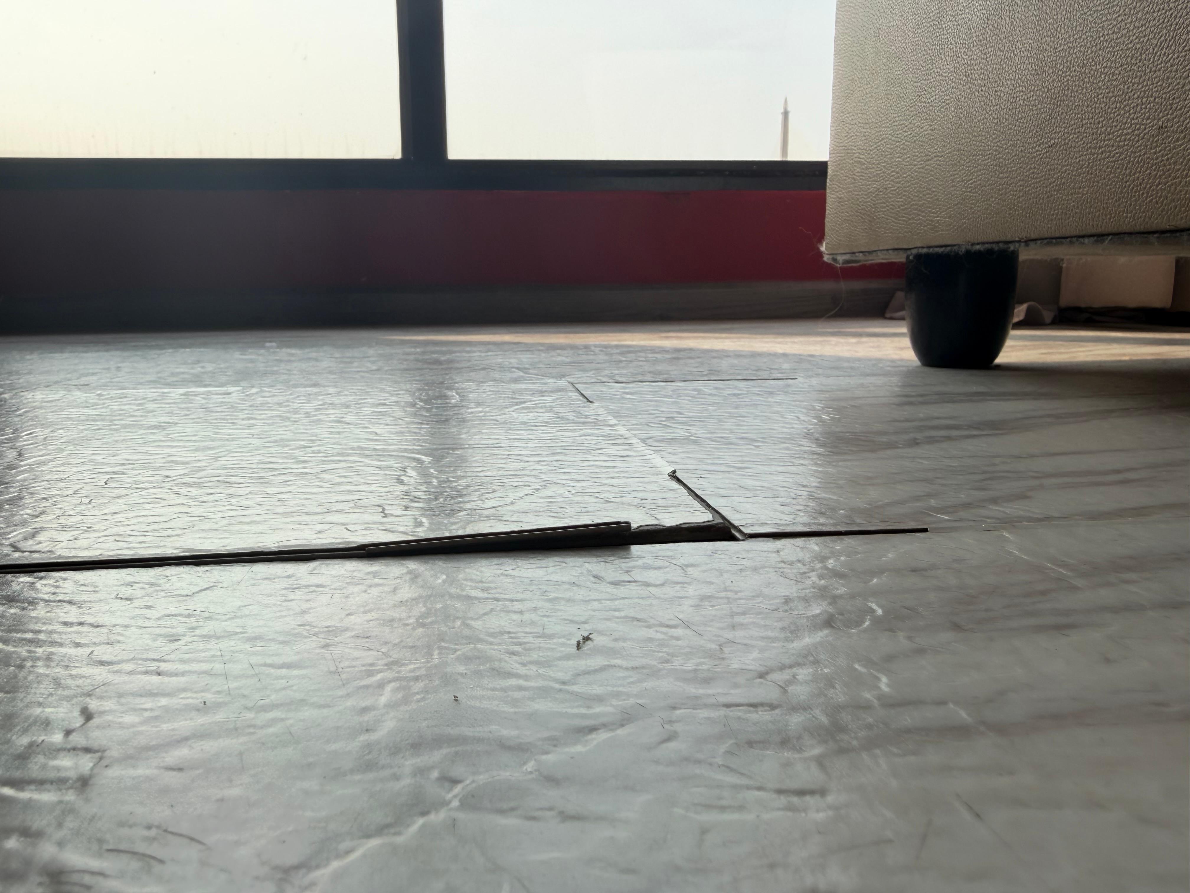 Hochstehender Bodenbelag was mich 2 Socken kostete. 