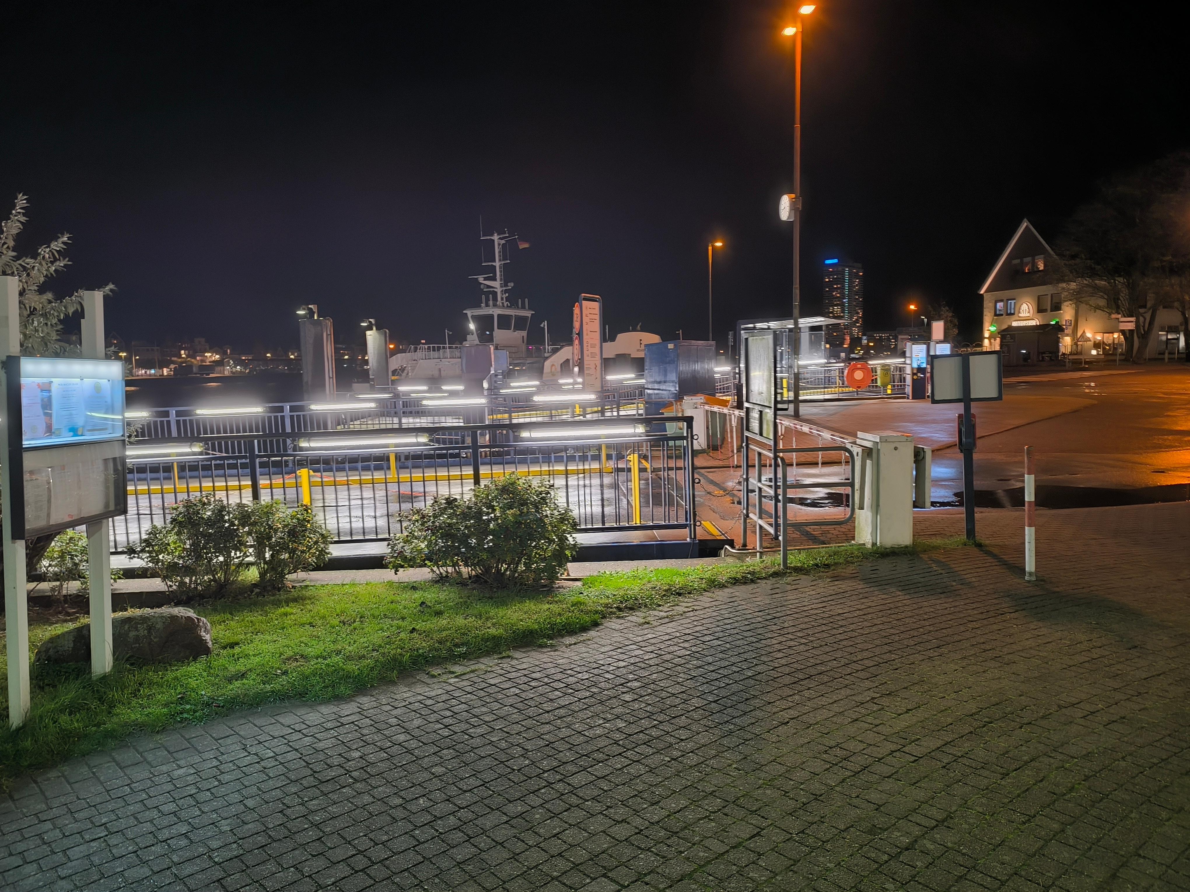 Am Priwall Ufer an der Fähre mit Blick auf Travemünde