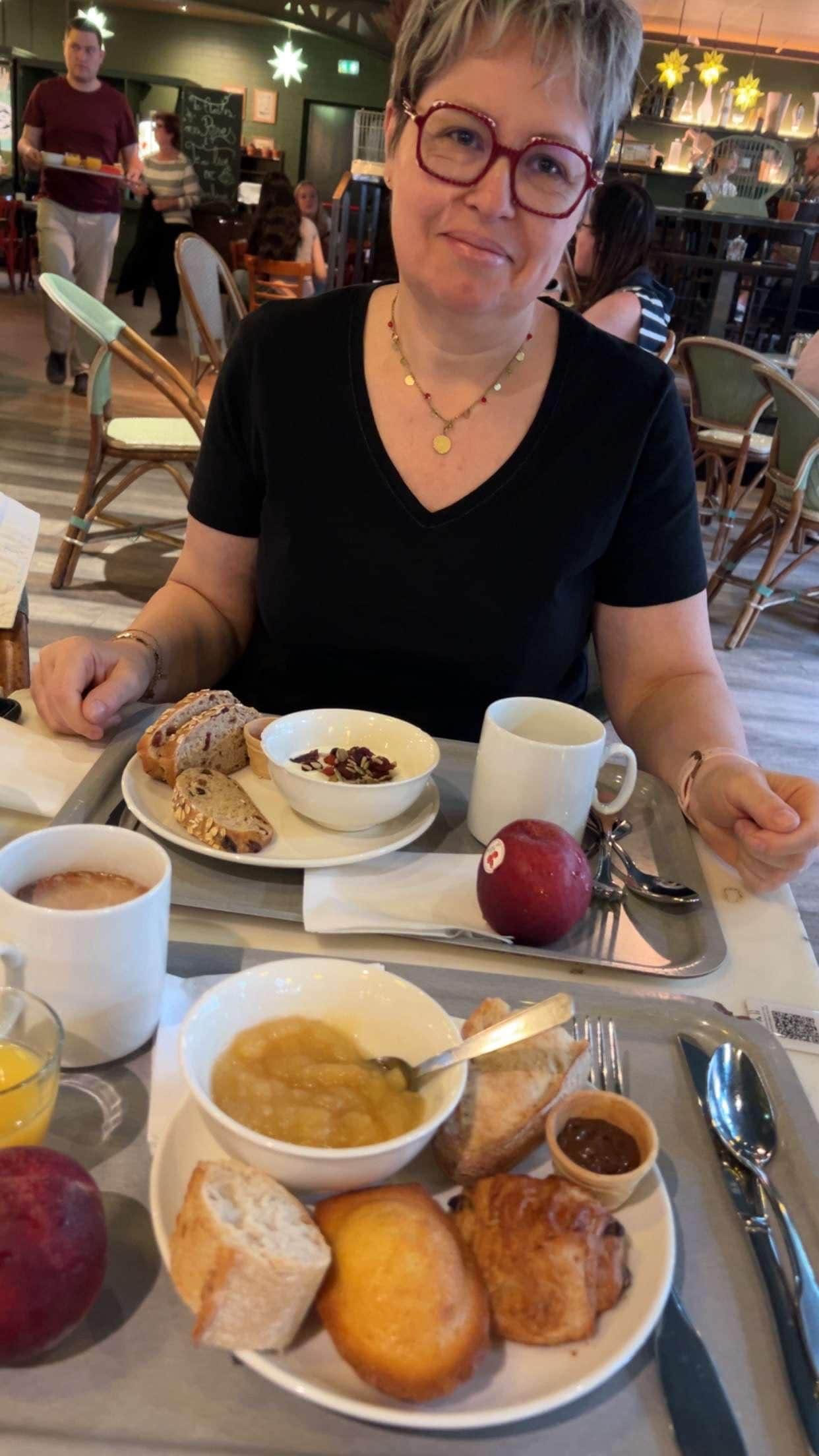 Nous prenant le petit déjeuner 