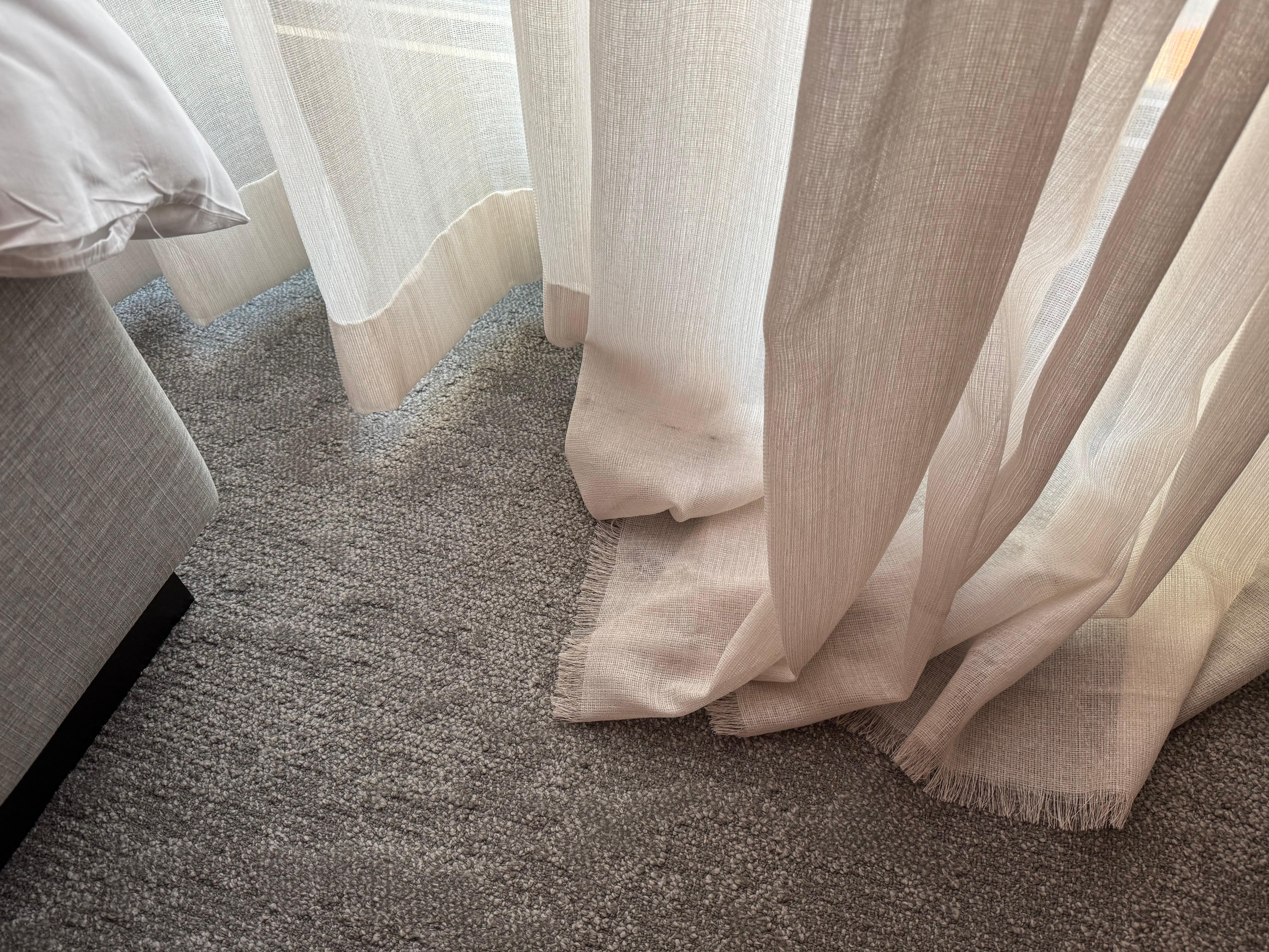 ボロボロのカーテン