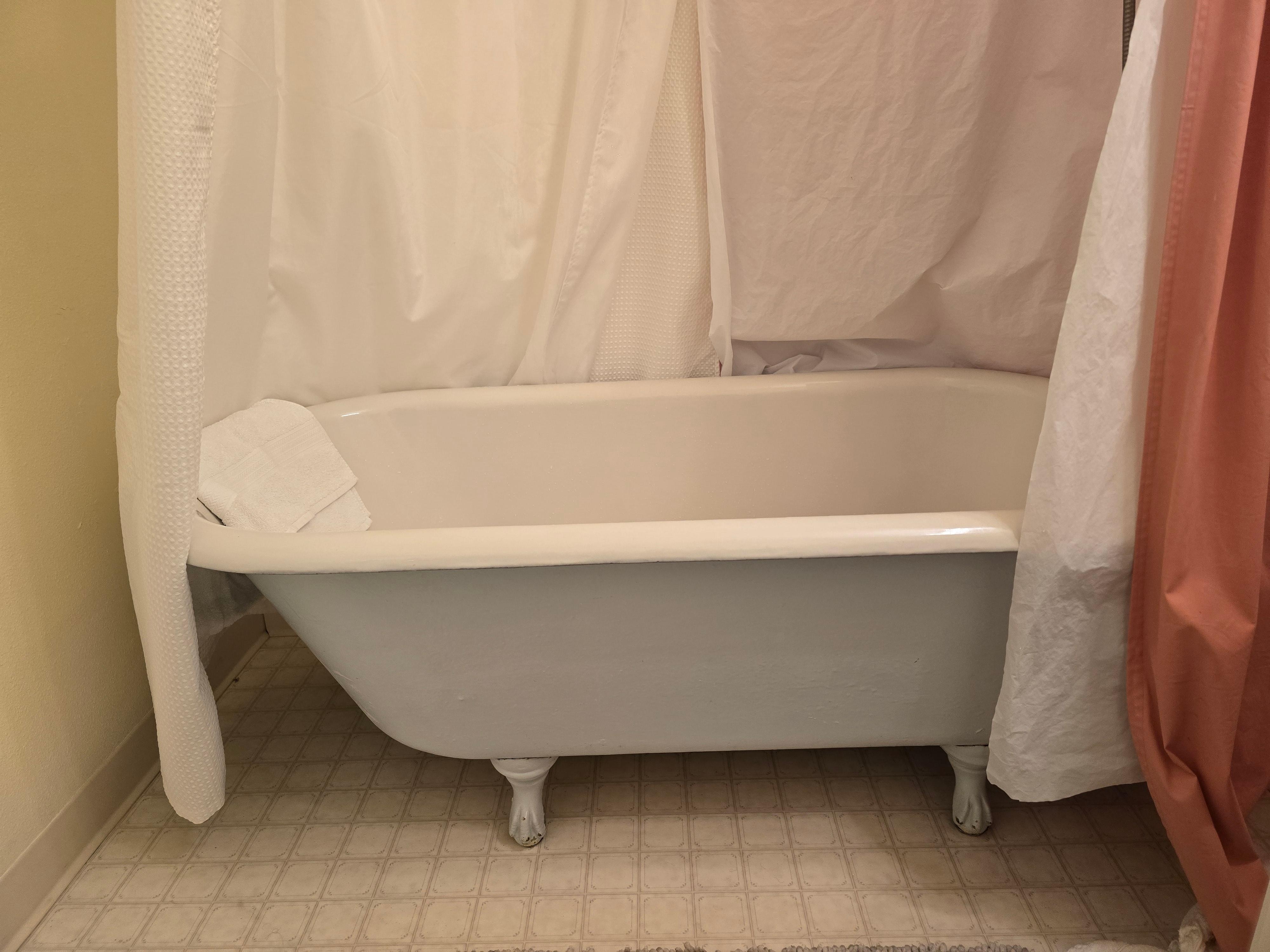 Sweet clawfoot tub