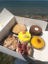 Im Nachbarort gibt es großes Kaufhaus, Tankstelle, Apotheke, Bäckerei 🥰