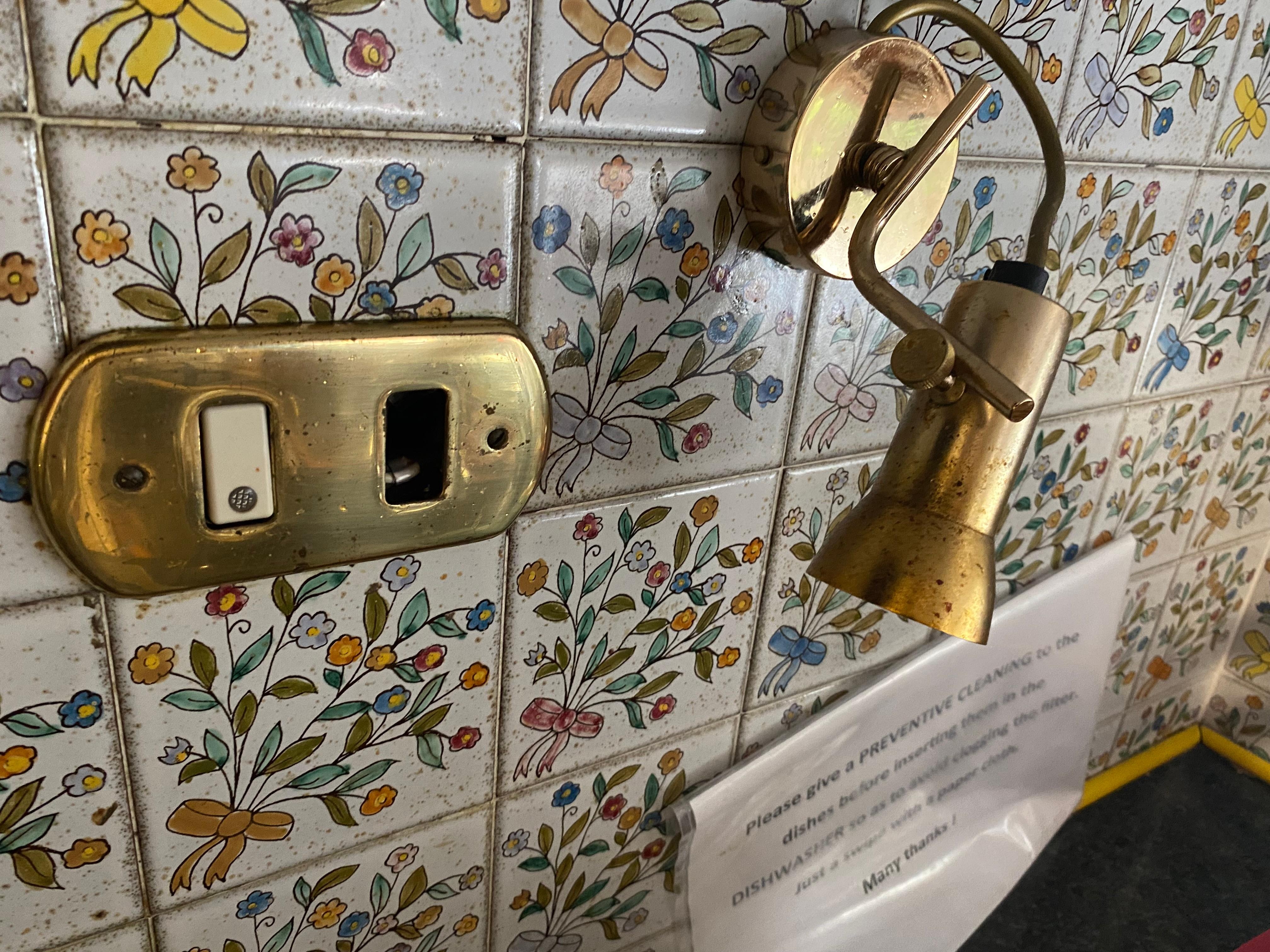 Lampe kaputt und Loch in der Elektrik (Gefahr)?