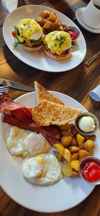 Breakfast at the AKB
