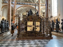 Hofkirche mit dem Kenotaph Kaiser Maximilians, sehr beeindruckend