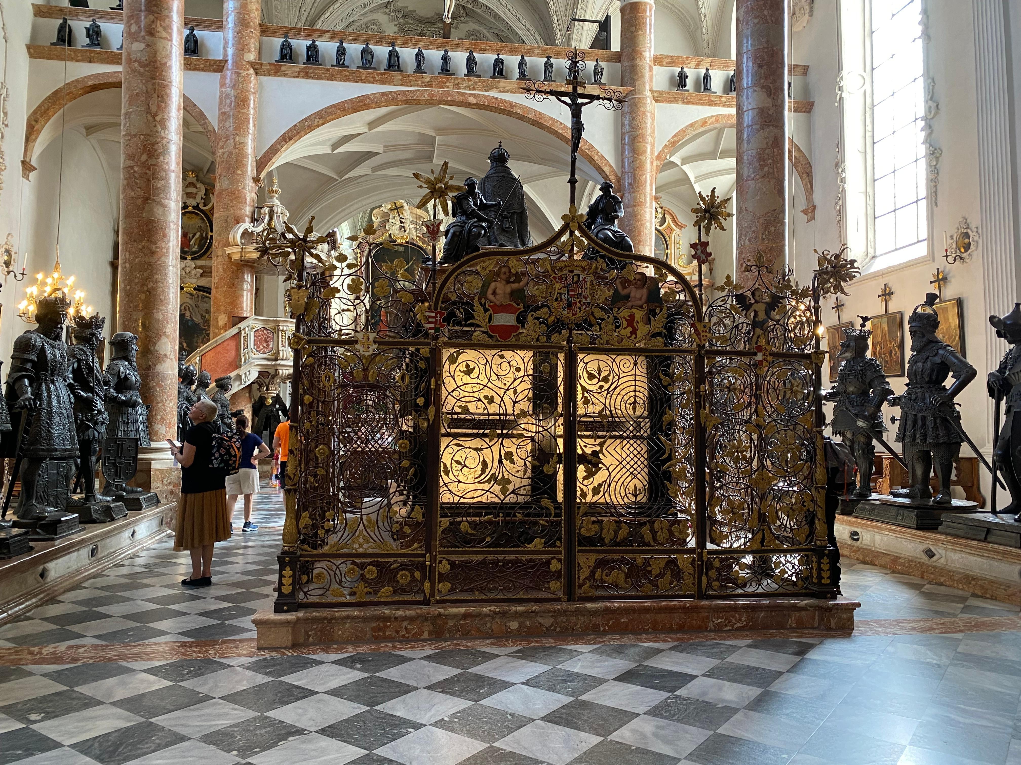 Hofkirche mit dem Kenotaph Kaiser Maximilians, sehr beeindruckend