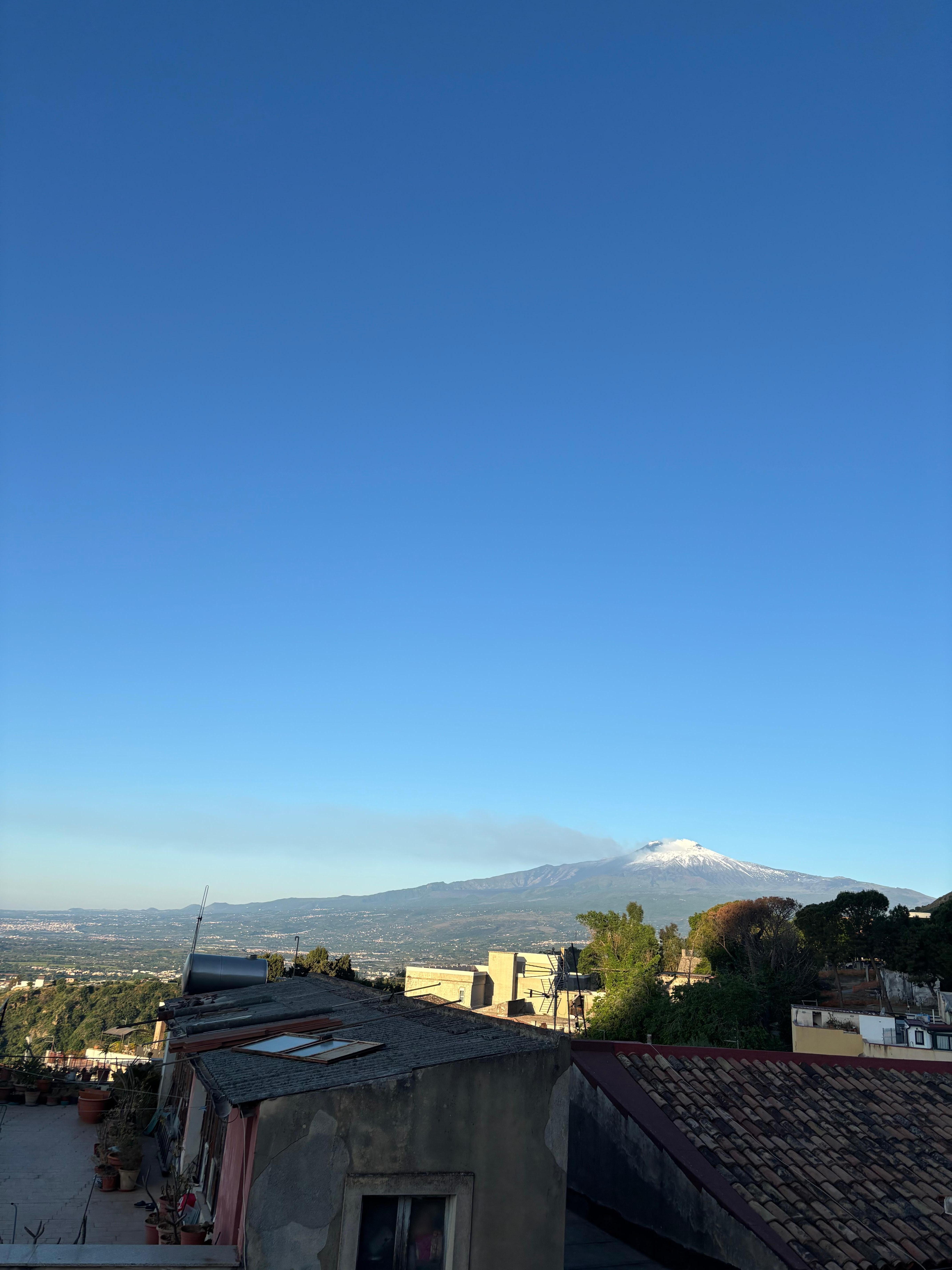 ベランダから見えるエトナ山
