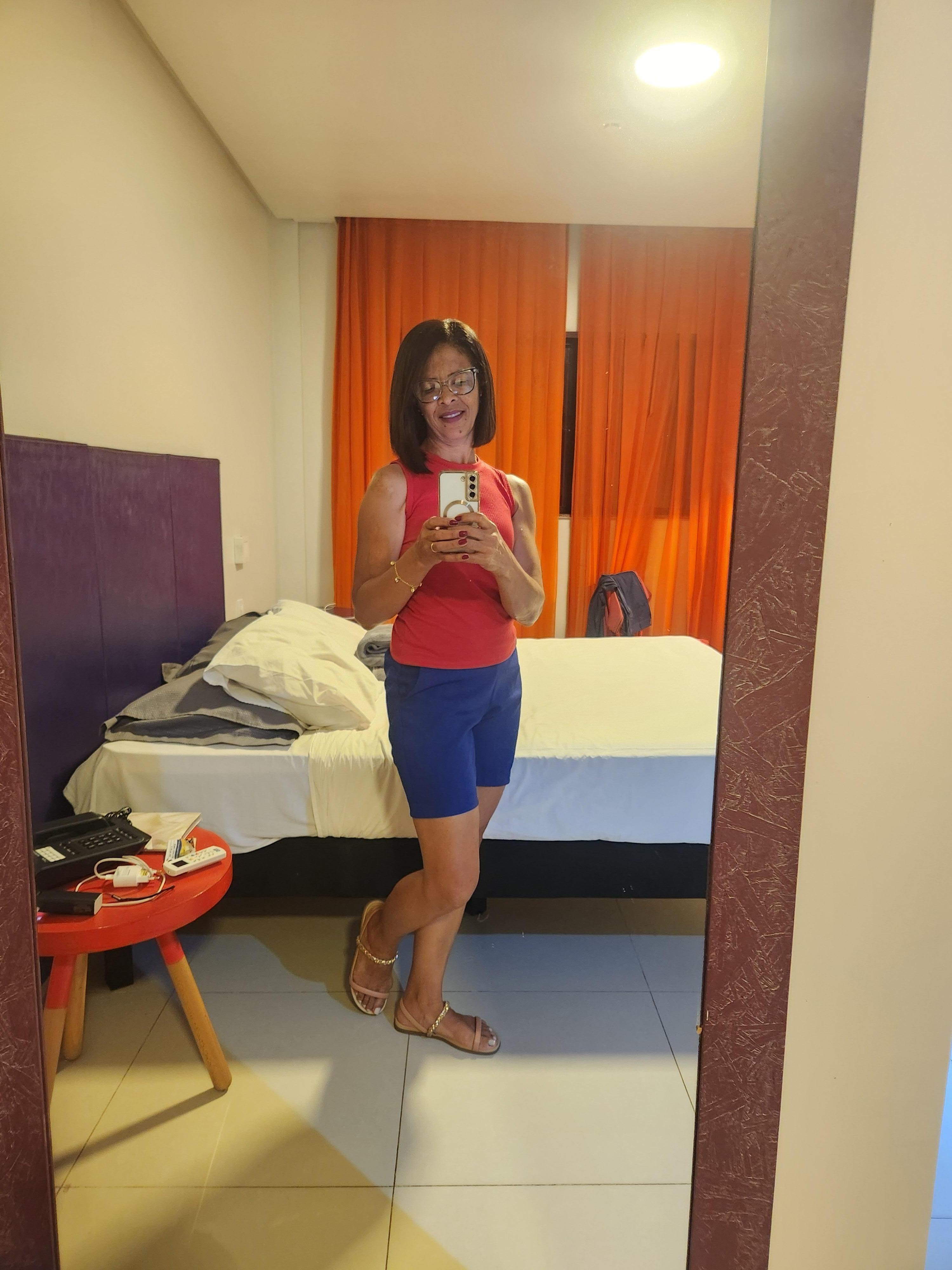 Espaçoso bem arrudinho, armários de madeira,espelho grande ,gostei