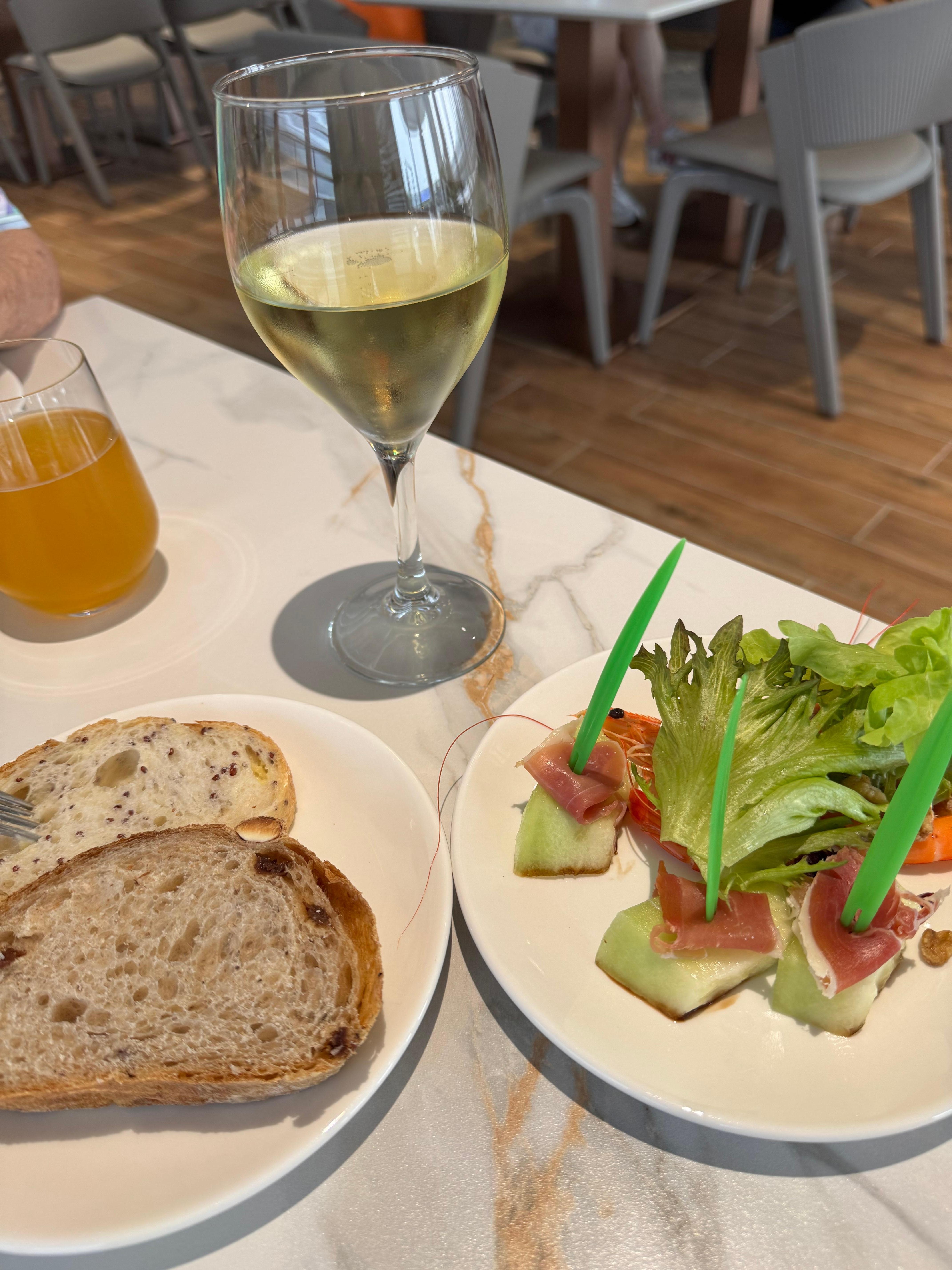 行政酒廊餐食很棒