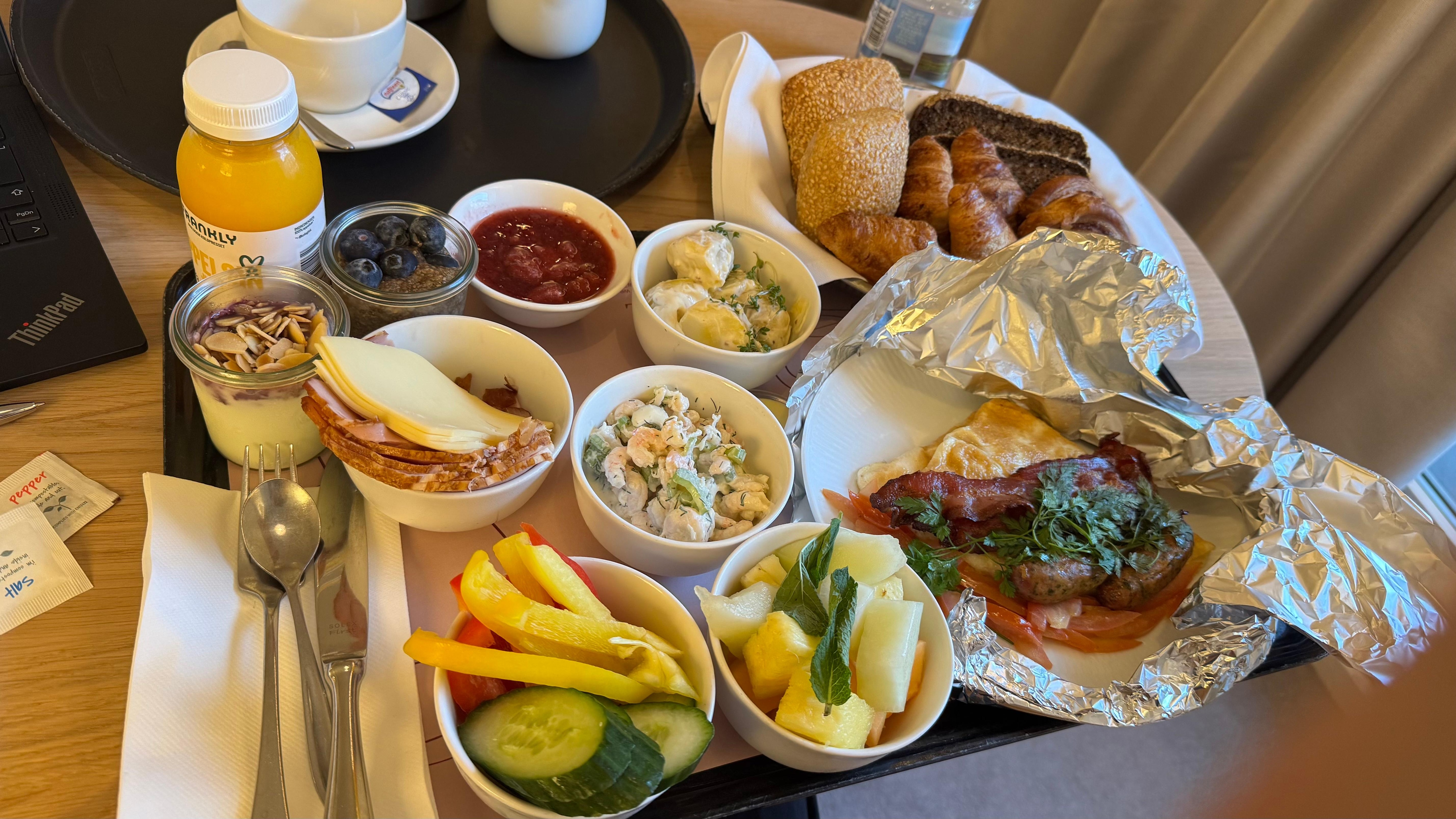 Breakfast in the room 