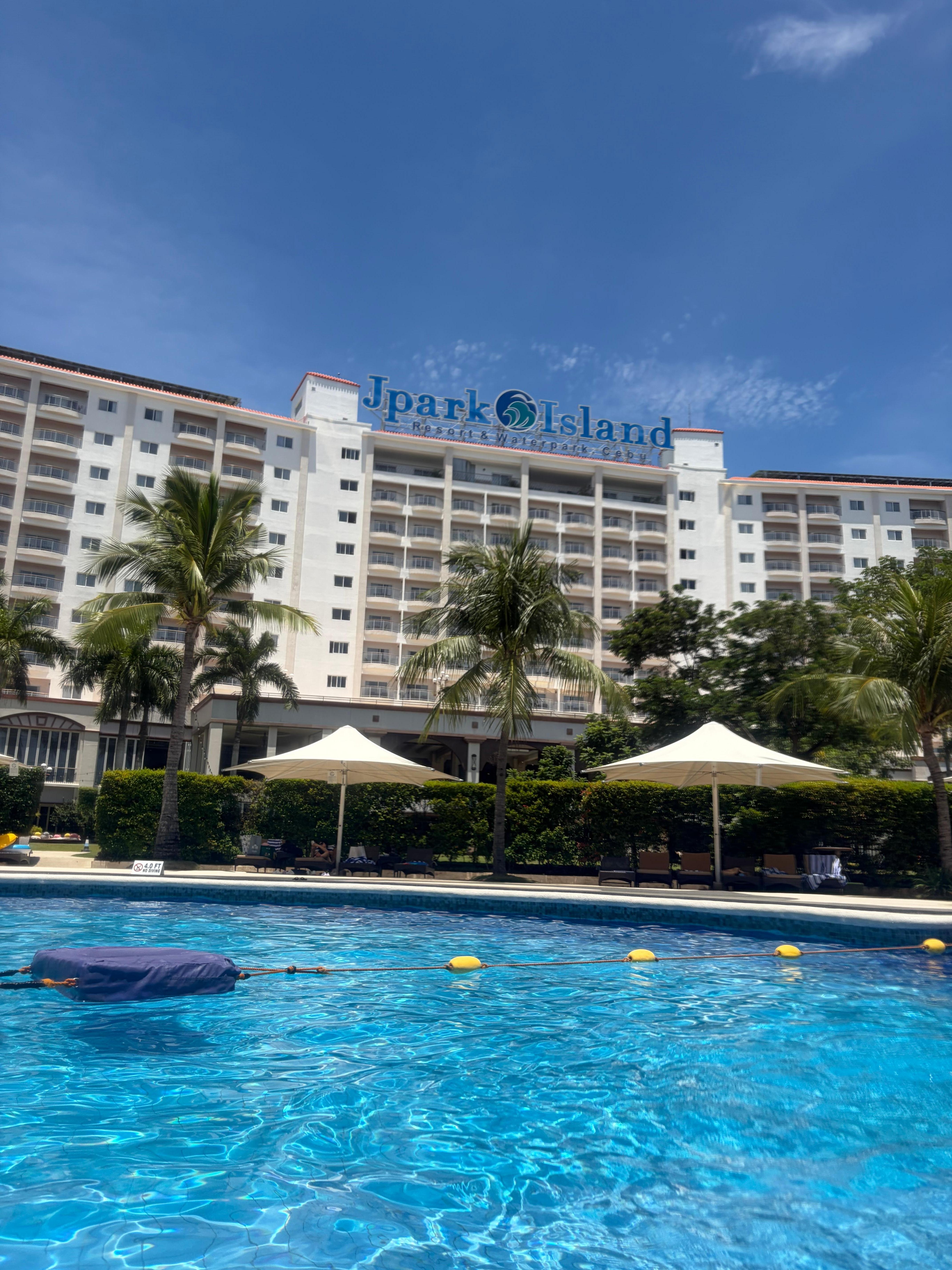 青空とプールが映えます