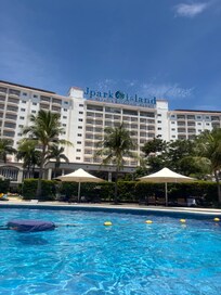 青空とプールが映えます