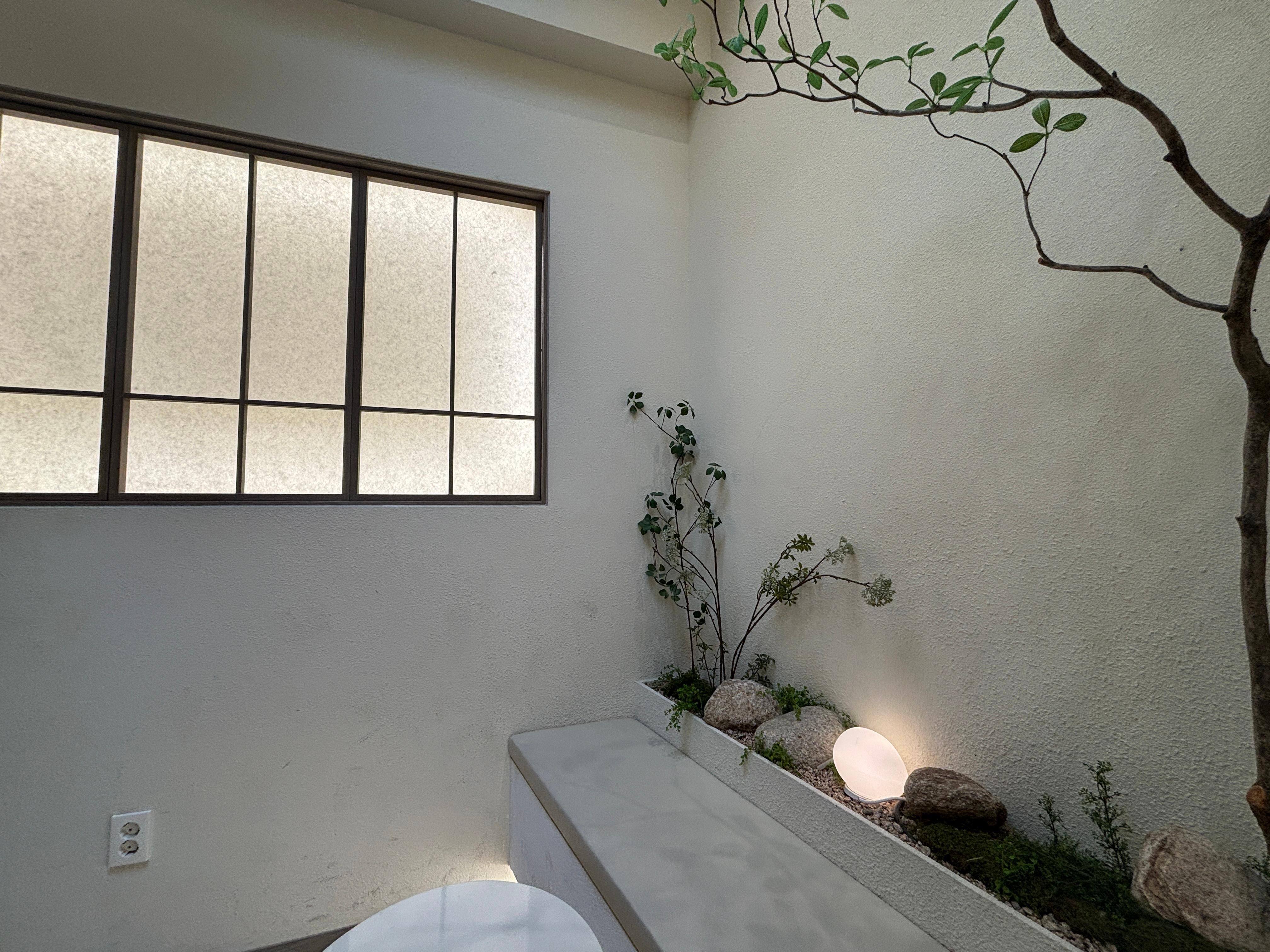 エントランスを入ってすぐのスペース。広くはないですが、朝食を取ったりコーヒーを飲むには十分です。トップライトもあります。