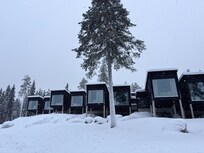 Chaque chambre est un petit chalet individuel orienté vers le nord, idéal pour apercevoir des aurores boréales… si le temps le permet