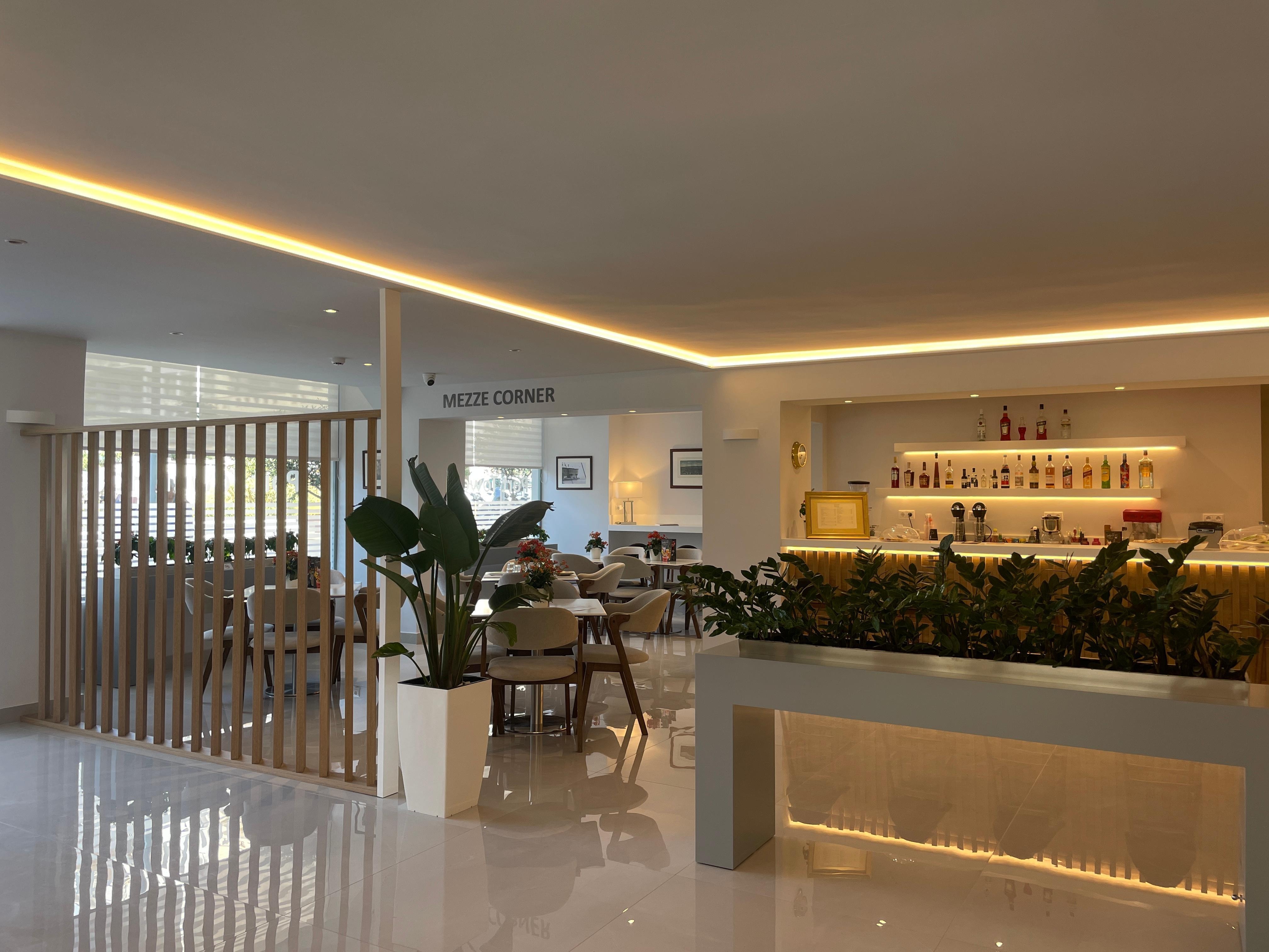 The attractive bar & Mezze Corner 