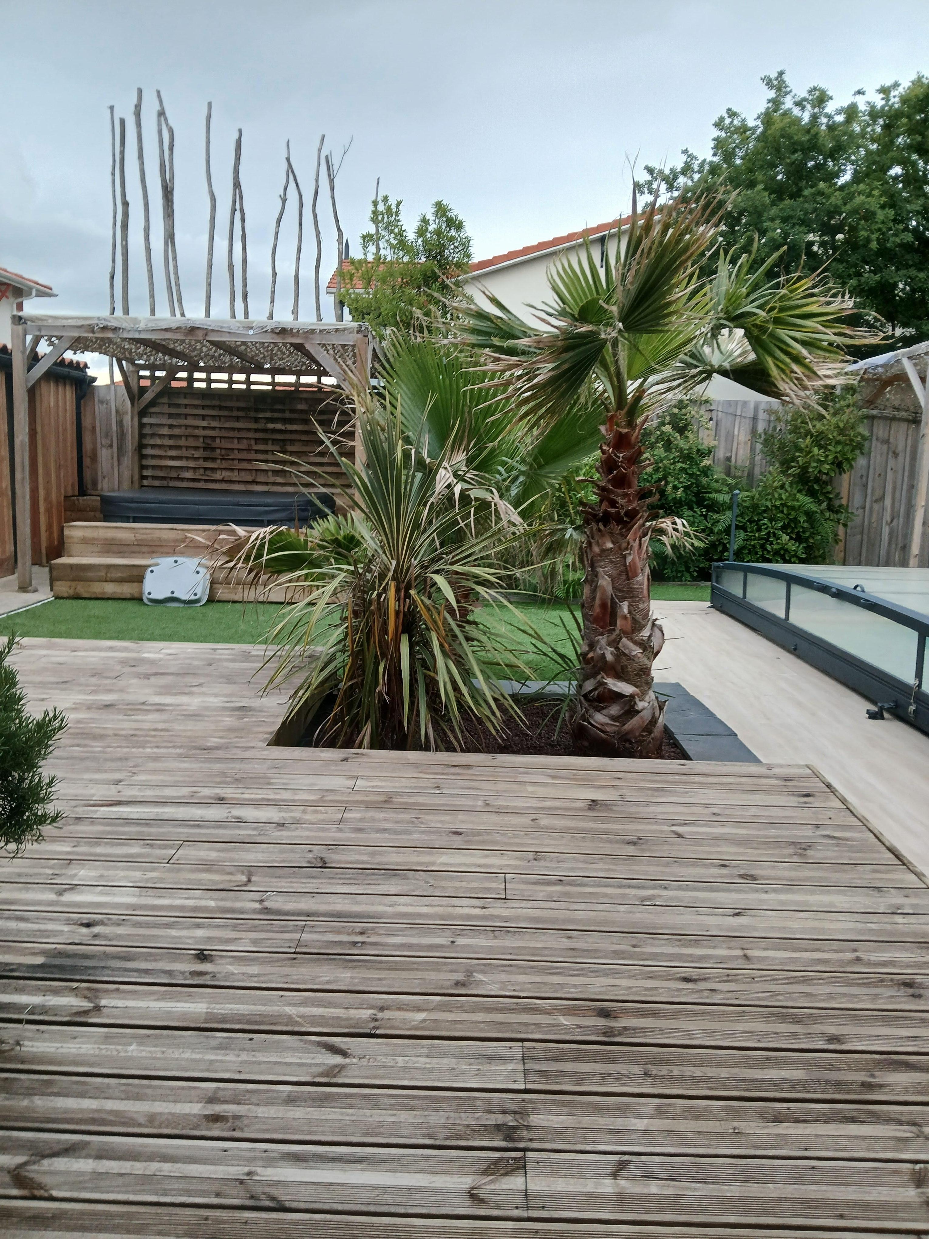 Exterieur avec piscine, spa et grande table pour passer de bon moment dehors.