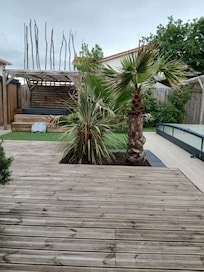 Exterieur avec piscine, spa et grande table pour passer de bon moment dehors.
