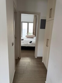 die angeblichen 70 mÂČ (selbst mit Balkon zur StraĂe max 30-35..)