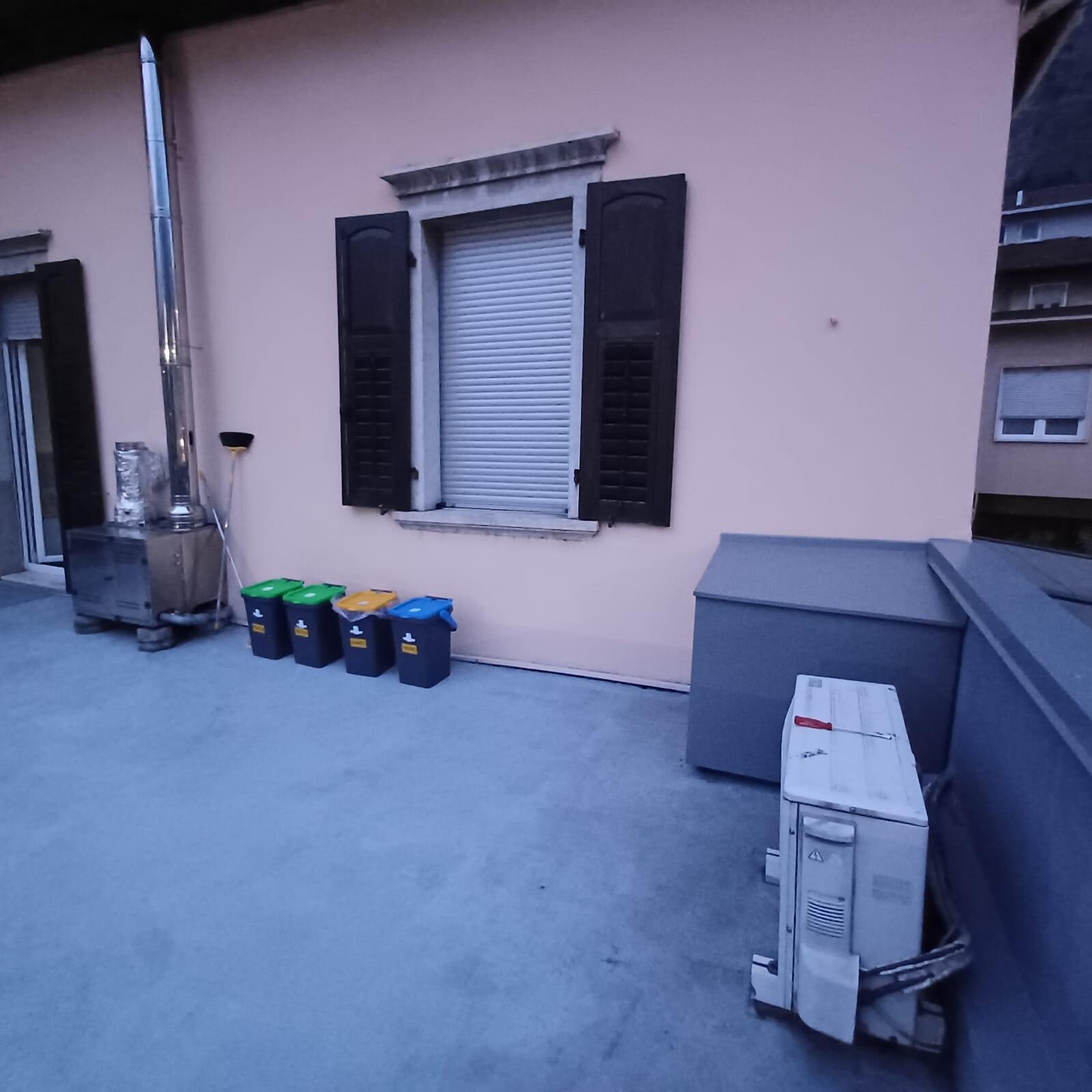 Auf der Terrasse ist ein dauer-lärmender Abzug für die darunter liegende Pizzeria installiert, den man selbst in der Wohnung noch hört.
Lärm und Geruch machen eine Nutzung der Terrasse unmöglich.