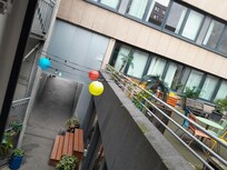 Blick zum Eingangsbereich und Terasse.