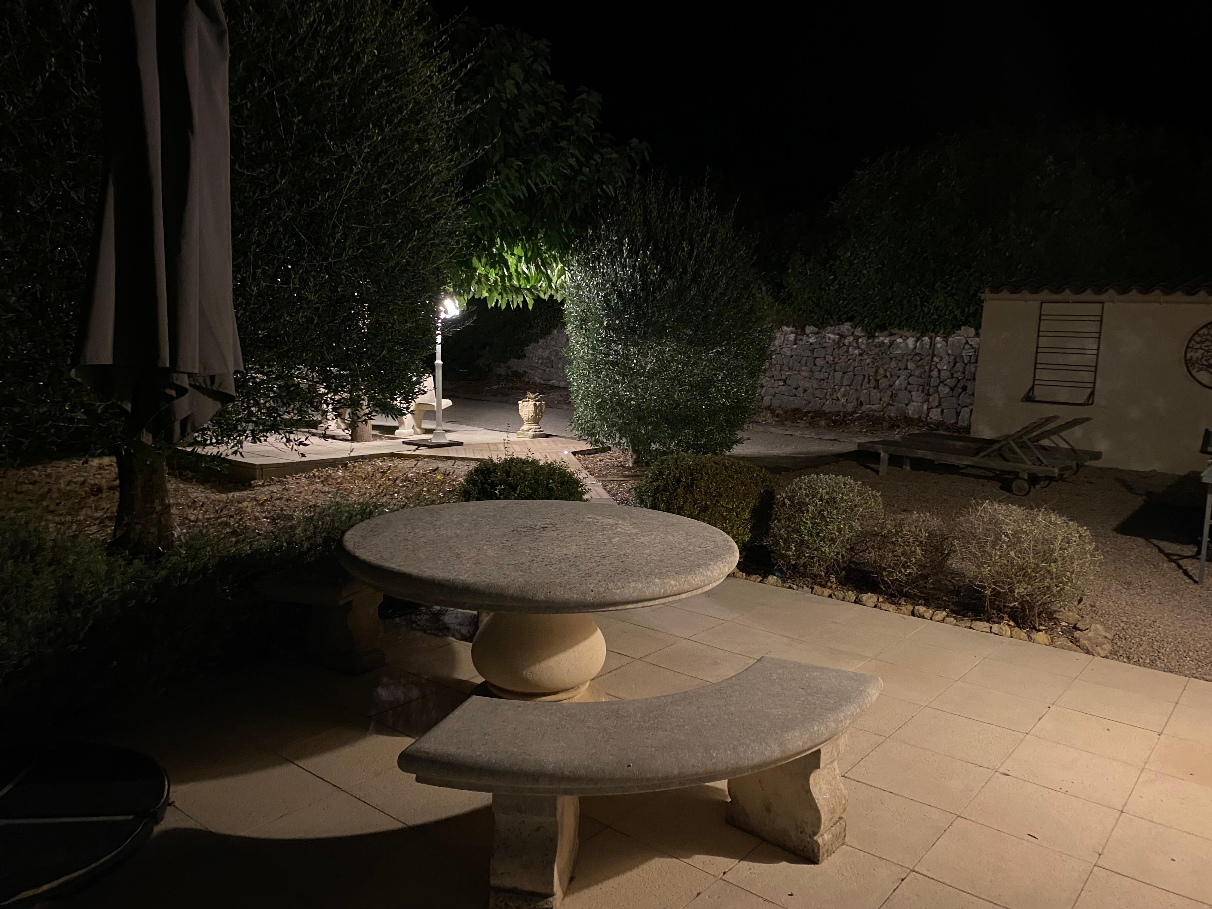 Boulodrome éclairé  le soir pour parties de pétanque 