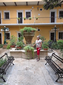 En el patio del hotel