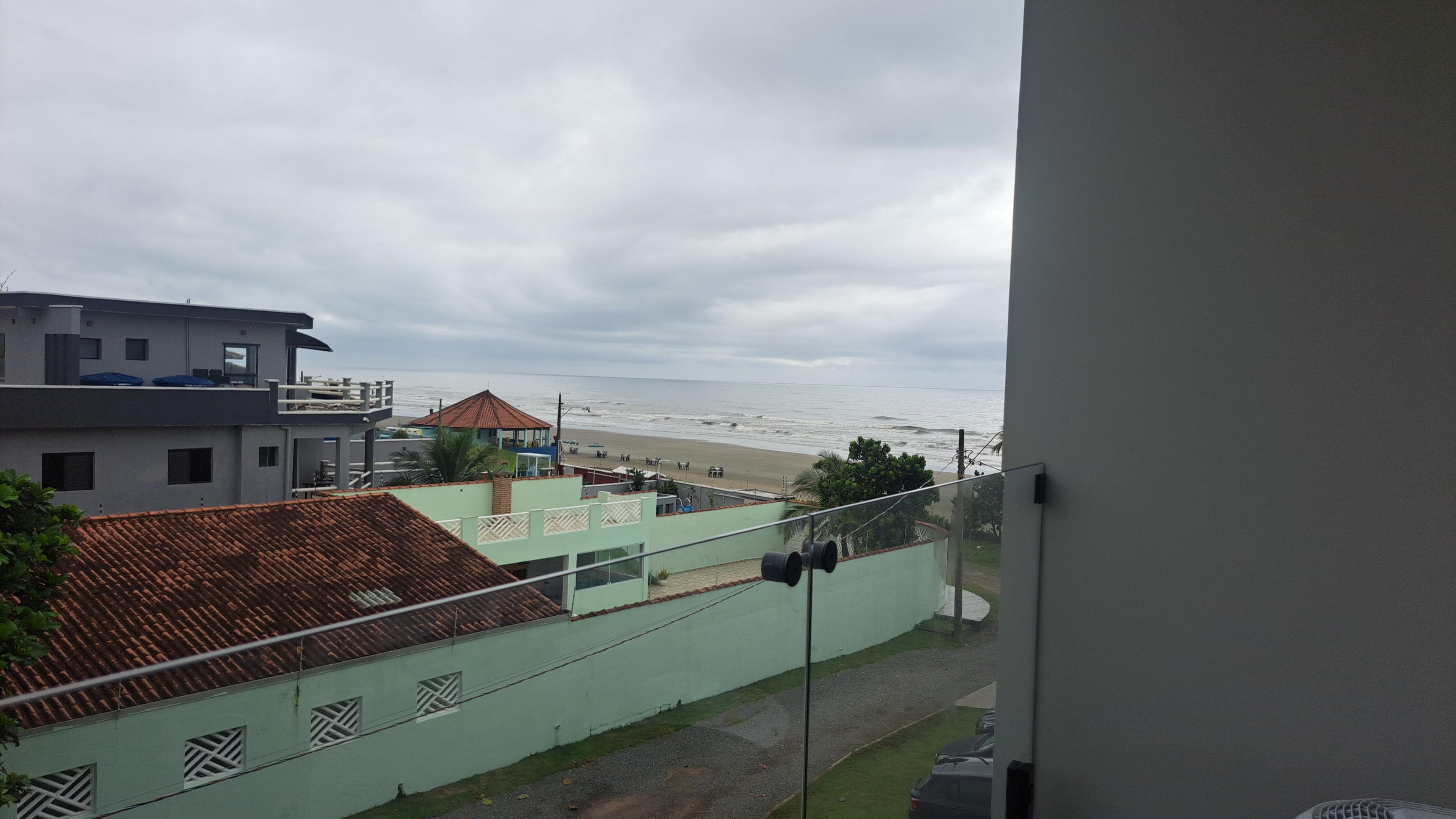 Apesar de ser lateral, a suíte onde ficamos possui uma excelente vista para a praia. 