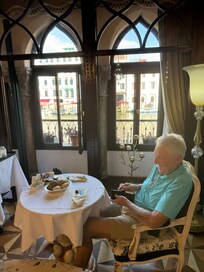 Breakfast room overlooking the Grand Canal