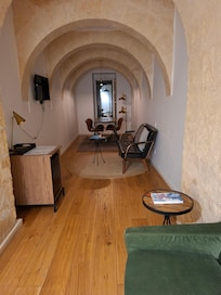 "salon d'entrée" avec sa fenêtre sur rue.
