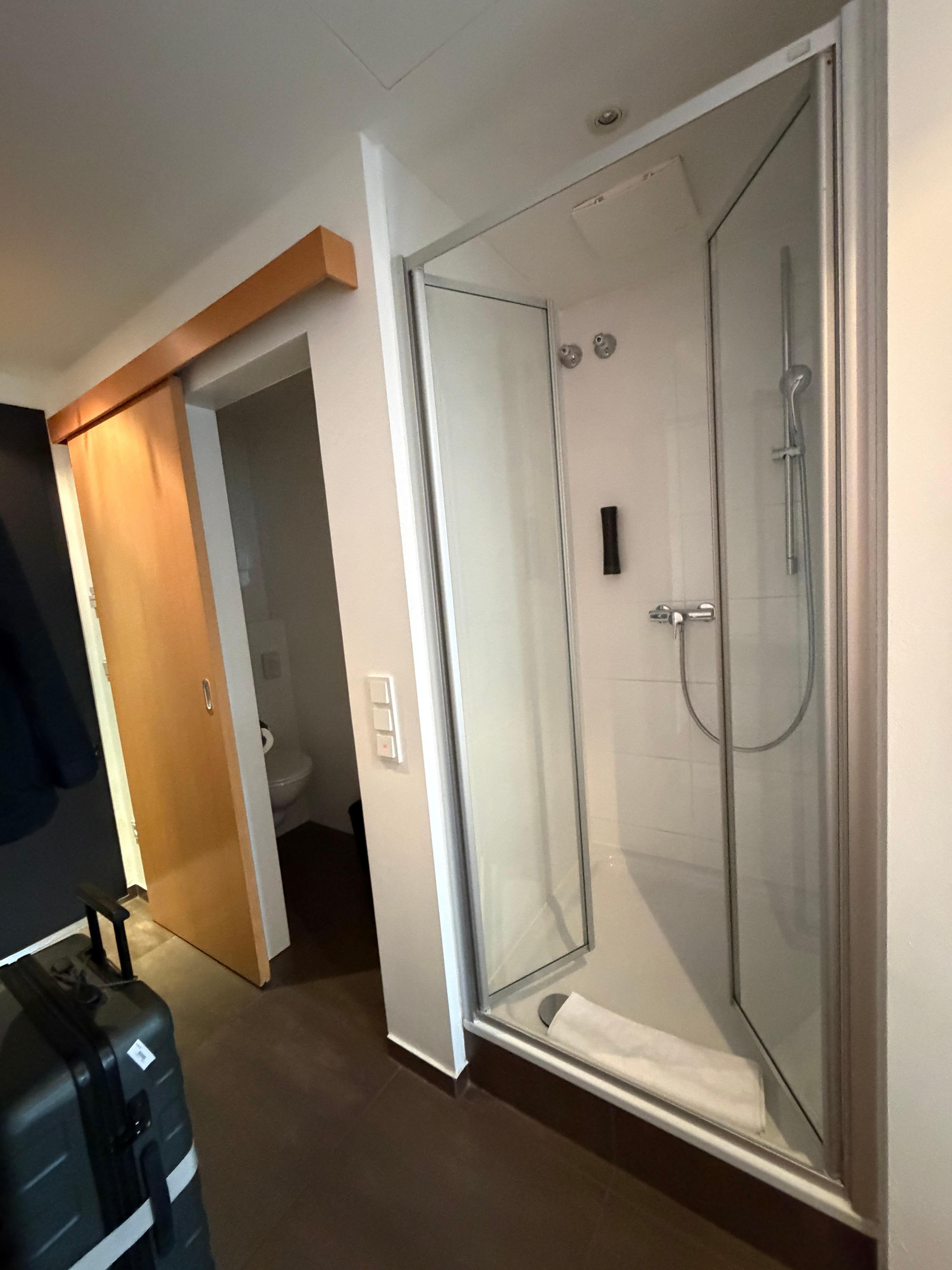 奥はトイレと洗面所、手前はシャワー室