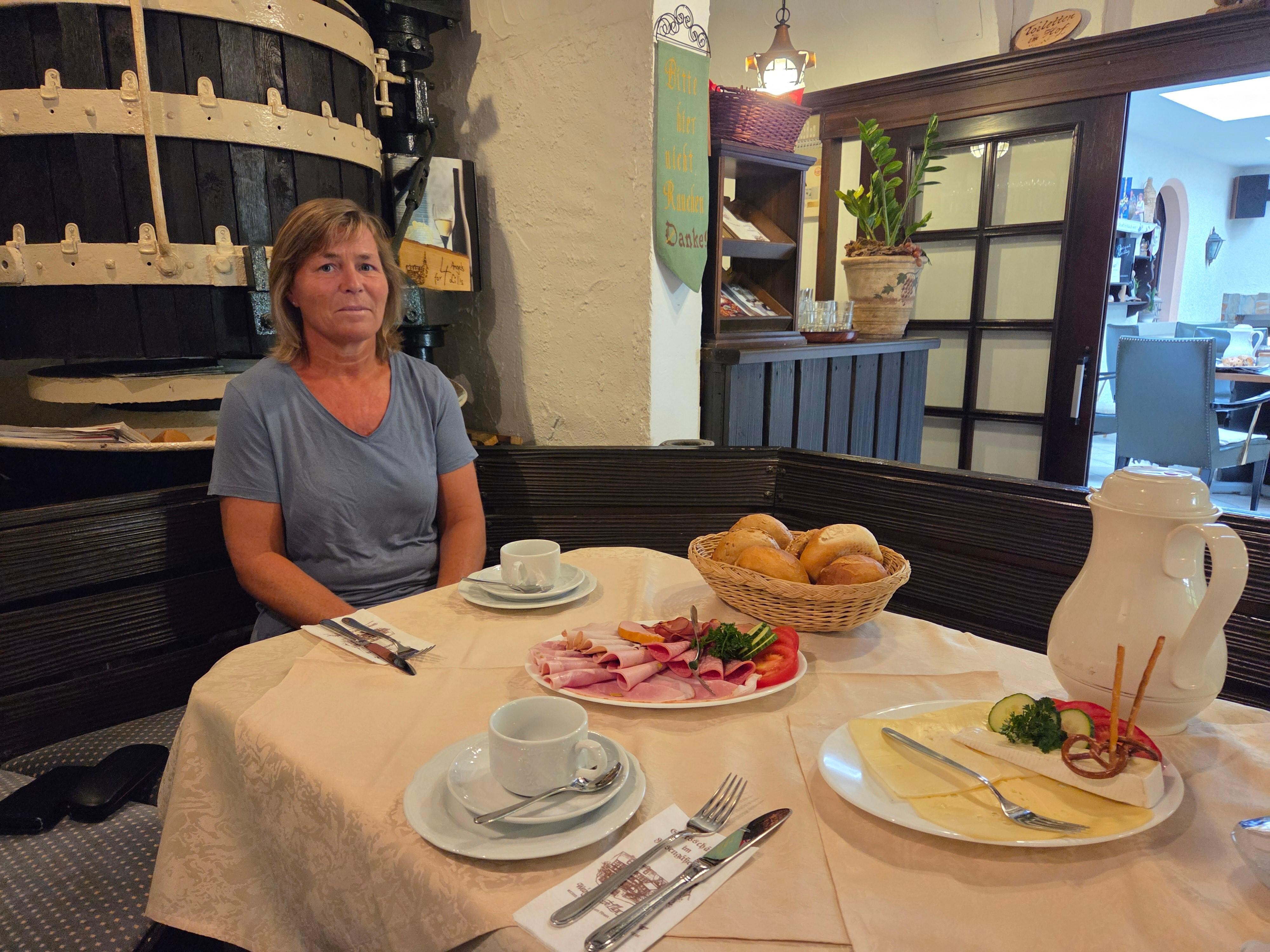 Frokost i superhyggelig frokostsal 