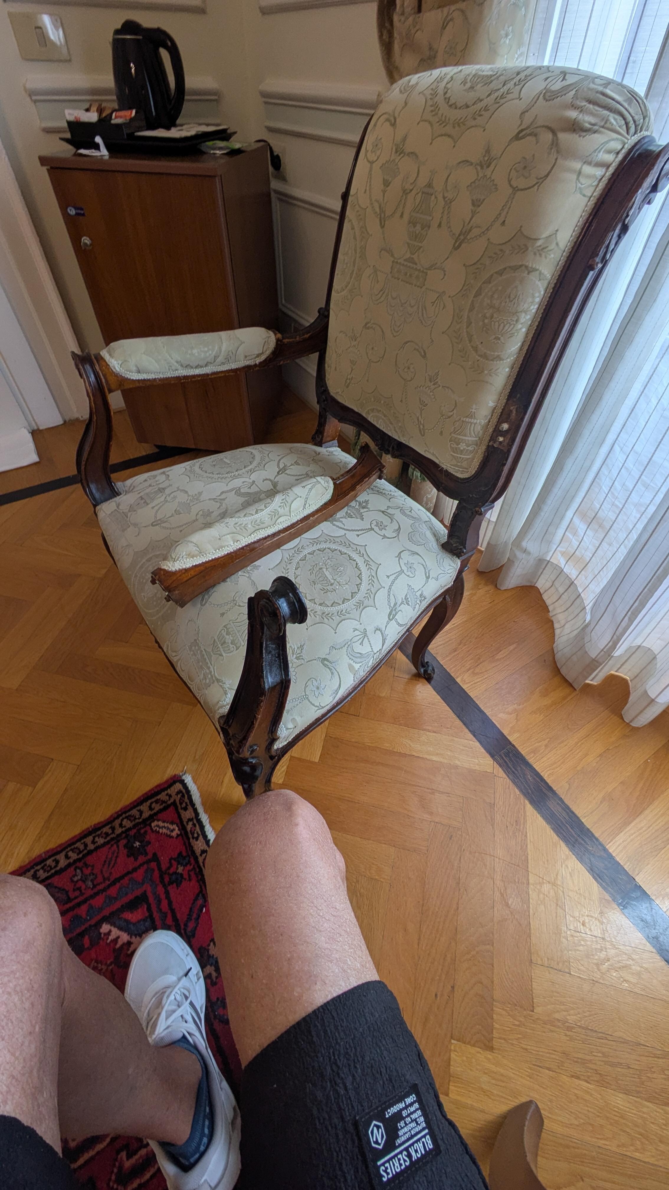 イスが古く壊れる