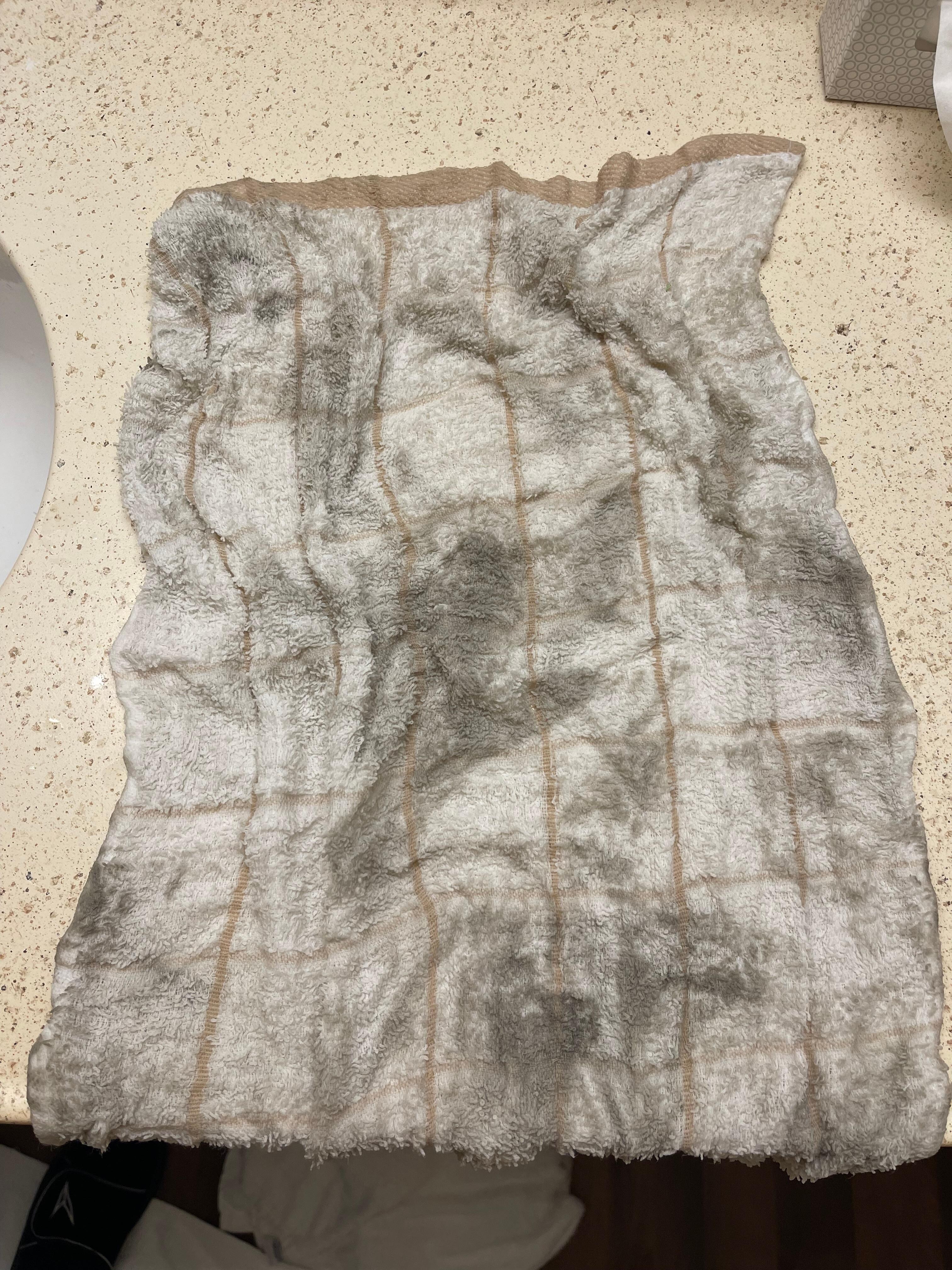 Handdoek nadat deze gebruikt is om de vloer schoon te maken