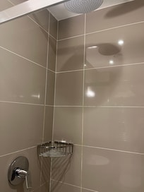 レインシャワーで、温度調節も出来て十分でした。