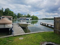Boat dock with river access made the stay awesome!